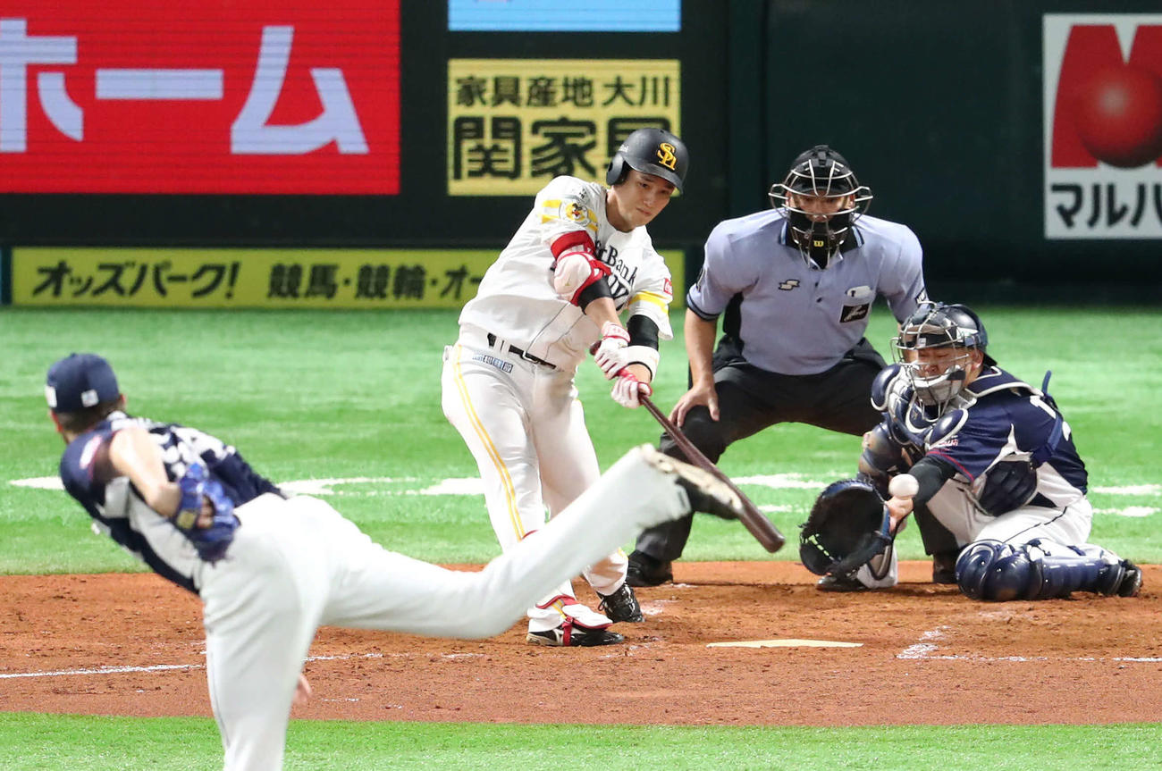 ソフトバンク対西武　3回裏ソフトバンク1死一、三塁、栗原は左前に勝ち越し適時打を放つ（撮影・梅根麻紀）
