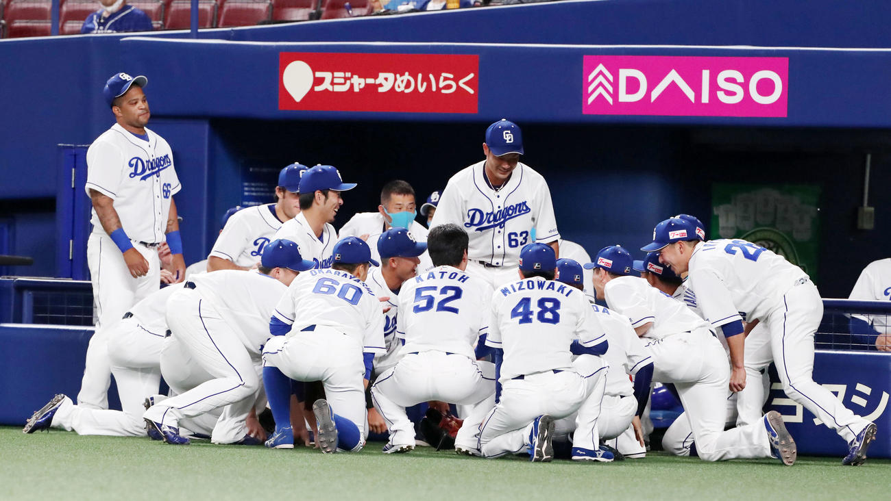 ベンチで円陣を組み中央で声を出す堂上（撮影・加藤哉）