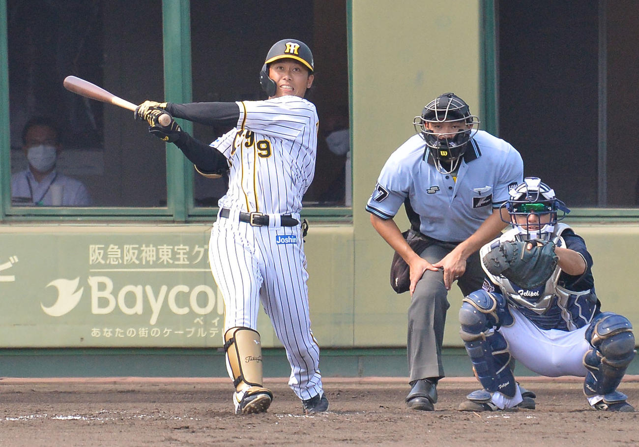 オリックスとの2軍戦で中越えに二塁打を放つ高山