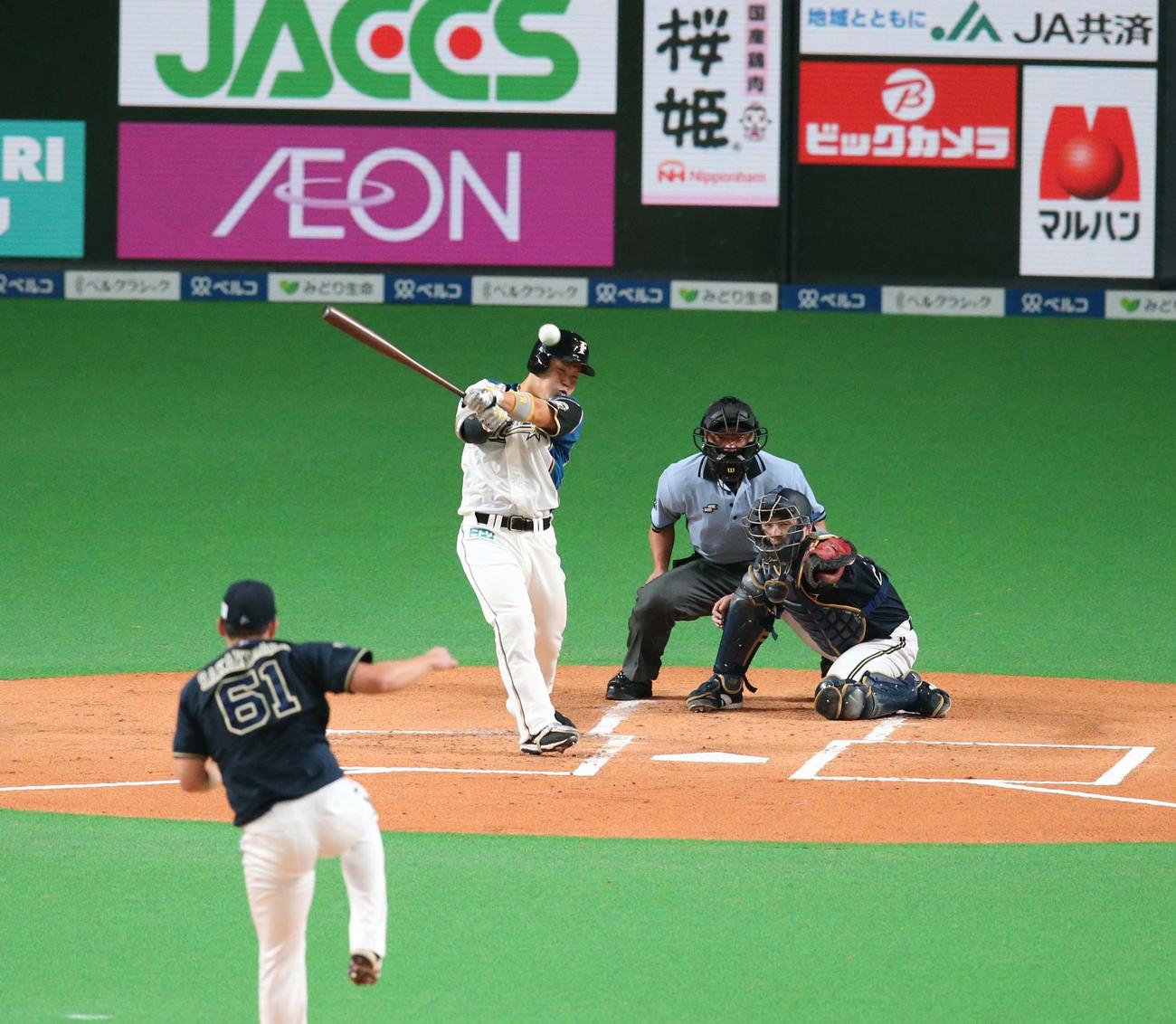 日本ハム対オリックス　1回裏日本ハム1死二塁、中前適時打を放つ近藤（撮影・黒川智章）