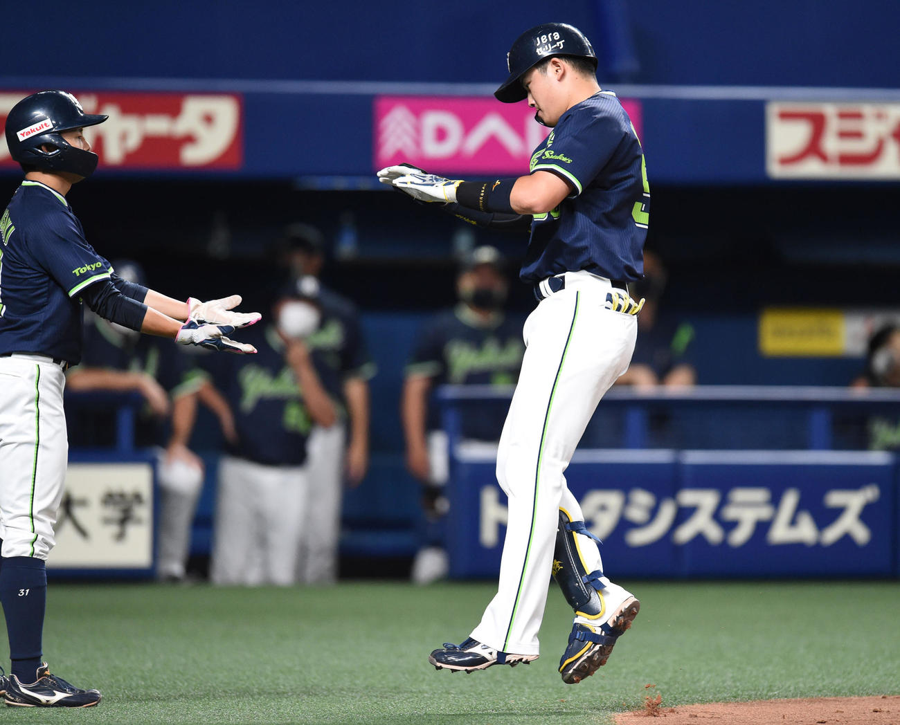 プロ野球中日対ヤクルト　4回表ヤクルト1死一塁、右越え2点本塁打を放った村上宗隆（撮影・森本幸一）