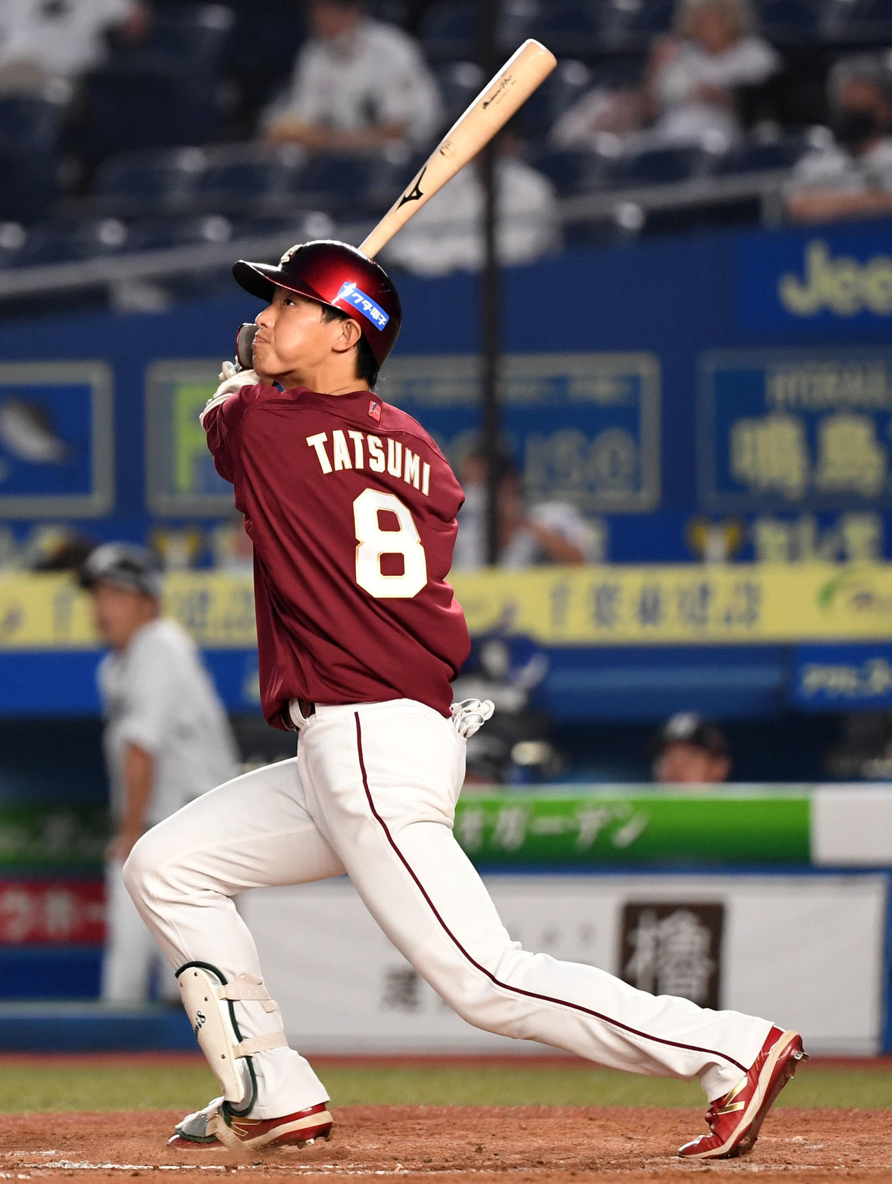 ロッテ対楽天　3回表楽天無死、左越え本塁打を放つ辰己（撮影・横山健太）