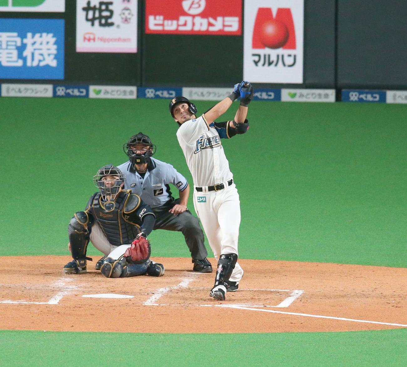 日本ハム対オリックス　3回裏日本ハム2死一、二塁、中前適時打を放つ大田（撮影・黒川智章）
