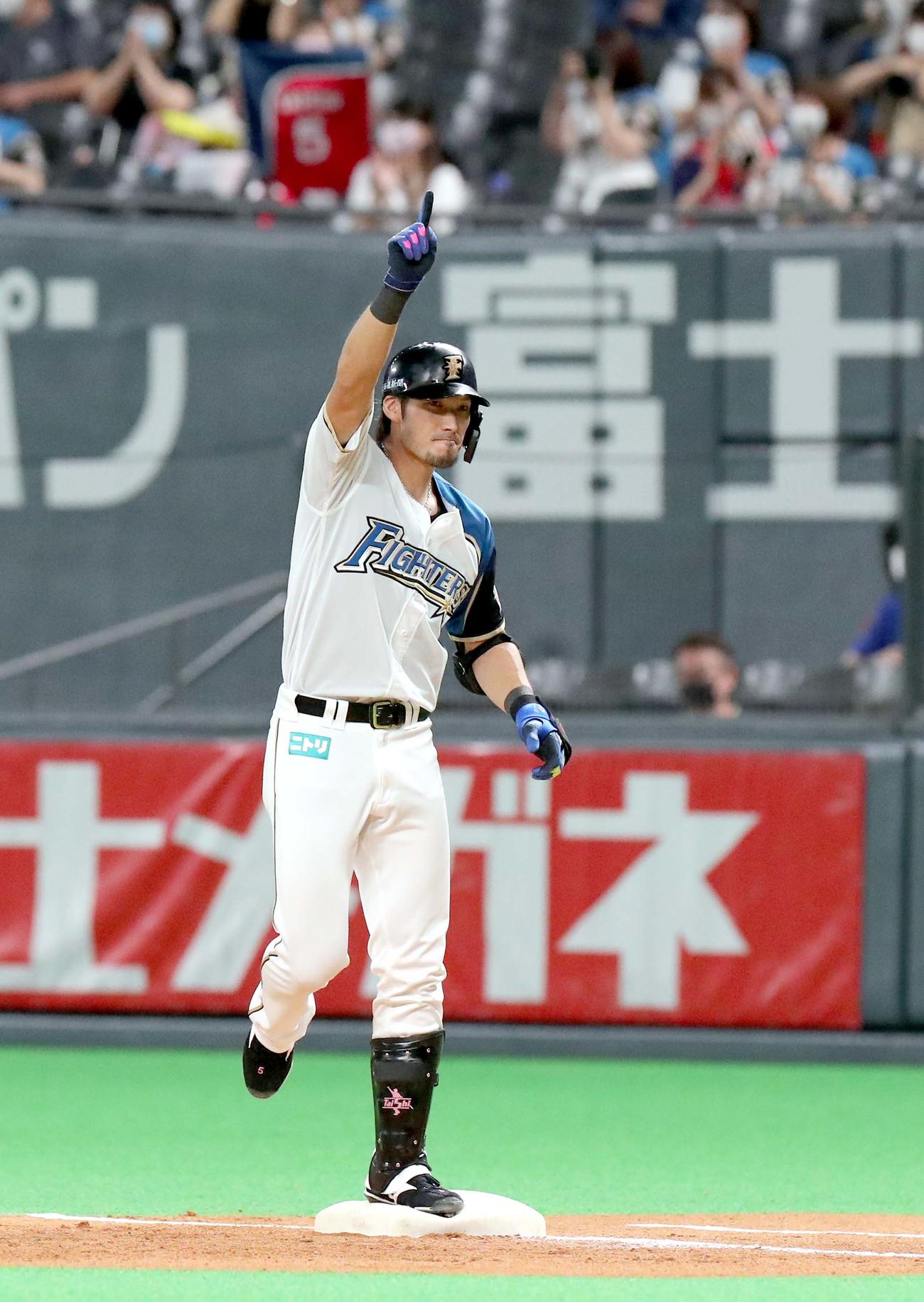 日本ハム対オリックス　3回裏日本ハム2死一、二塁、大田は中前適時打を放ちポーズをとる（撮影・佐藤翔太）