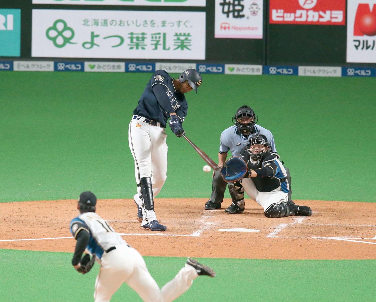 日本ハム対オリックス　4回表オリックス2死三塁、、右翼線に適時二塁打を放つモヤ（撮影・黒川智章）