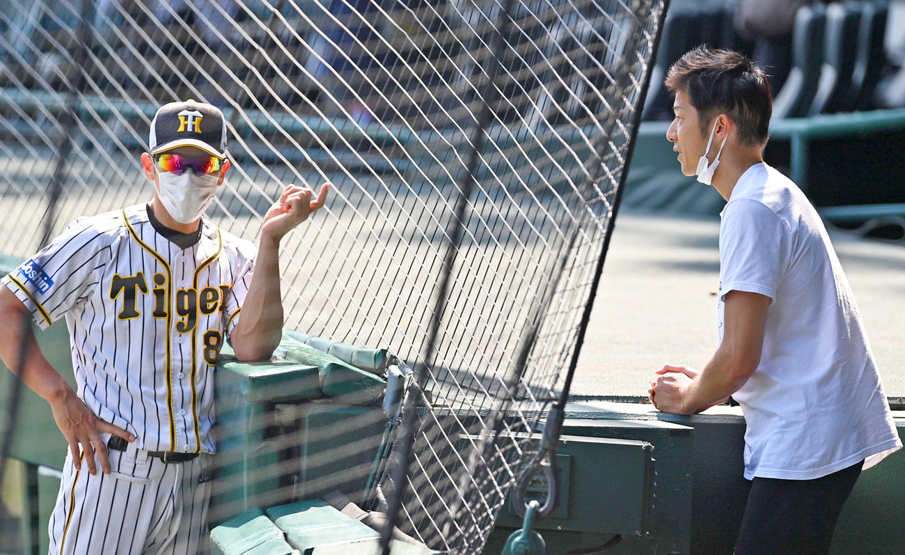 甲子園球場を訪れ矢野燿大監督（左）と話す阪神OBの横田慎太郎氏（撮影・上田博志）