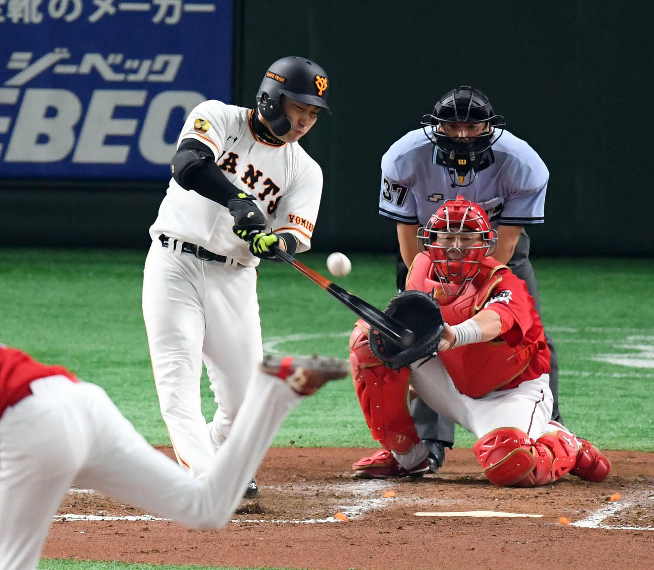 巨人対広島　4回裏巨人2死一、二塁、右前適時打を放つ丸（撮影・たえ見朱実）