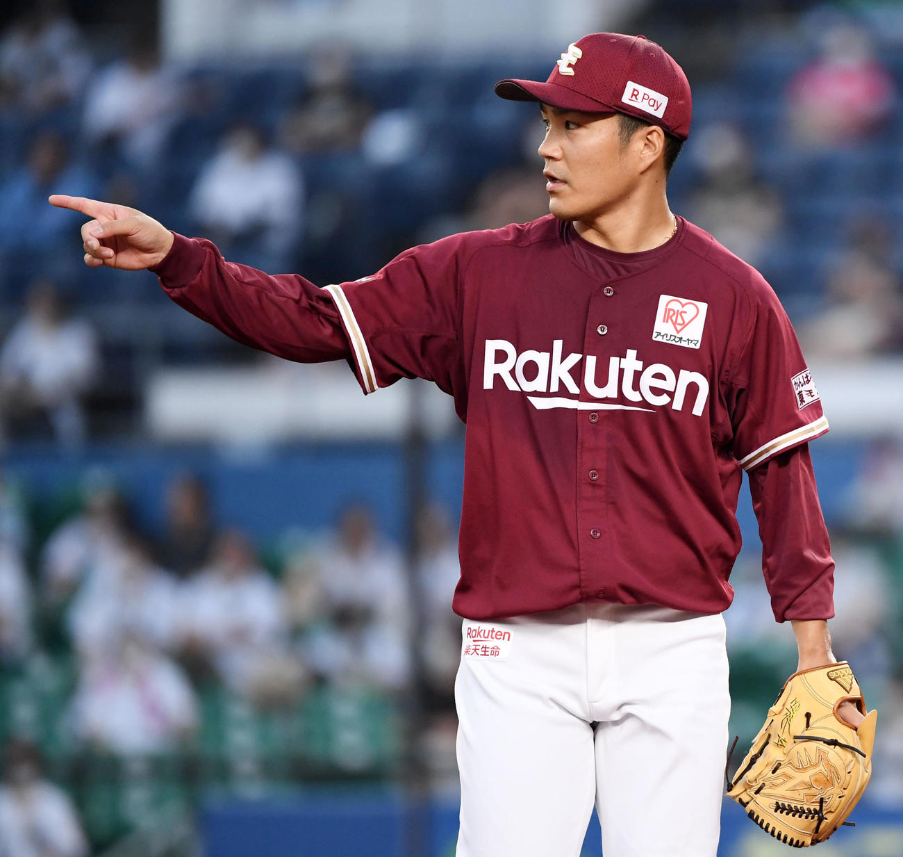 ロッテ対楽天　1回裏を無失点に抑えベンチへ引き揚げる楽天則本昂（撮影・横山健太）