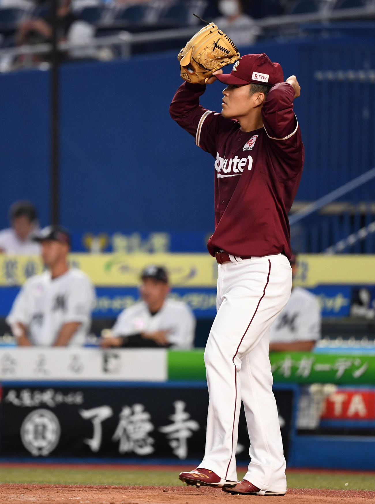 ロッテ対楽天　2回裏ロッテ2死一、二塁、田村に左越え適時二塁打を浴び肩を落とす則本昂（撮影・横山健太）