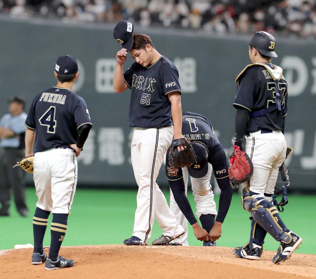日本ハム対オリックス　5回途中で降板するオリックス榊原（中央）（撮影・佐藤翔太）