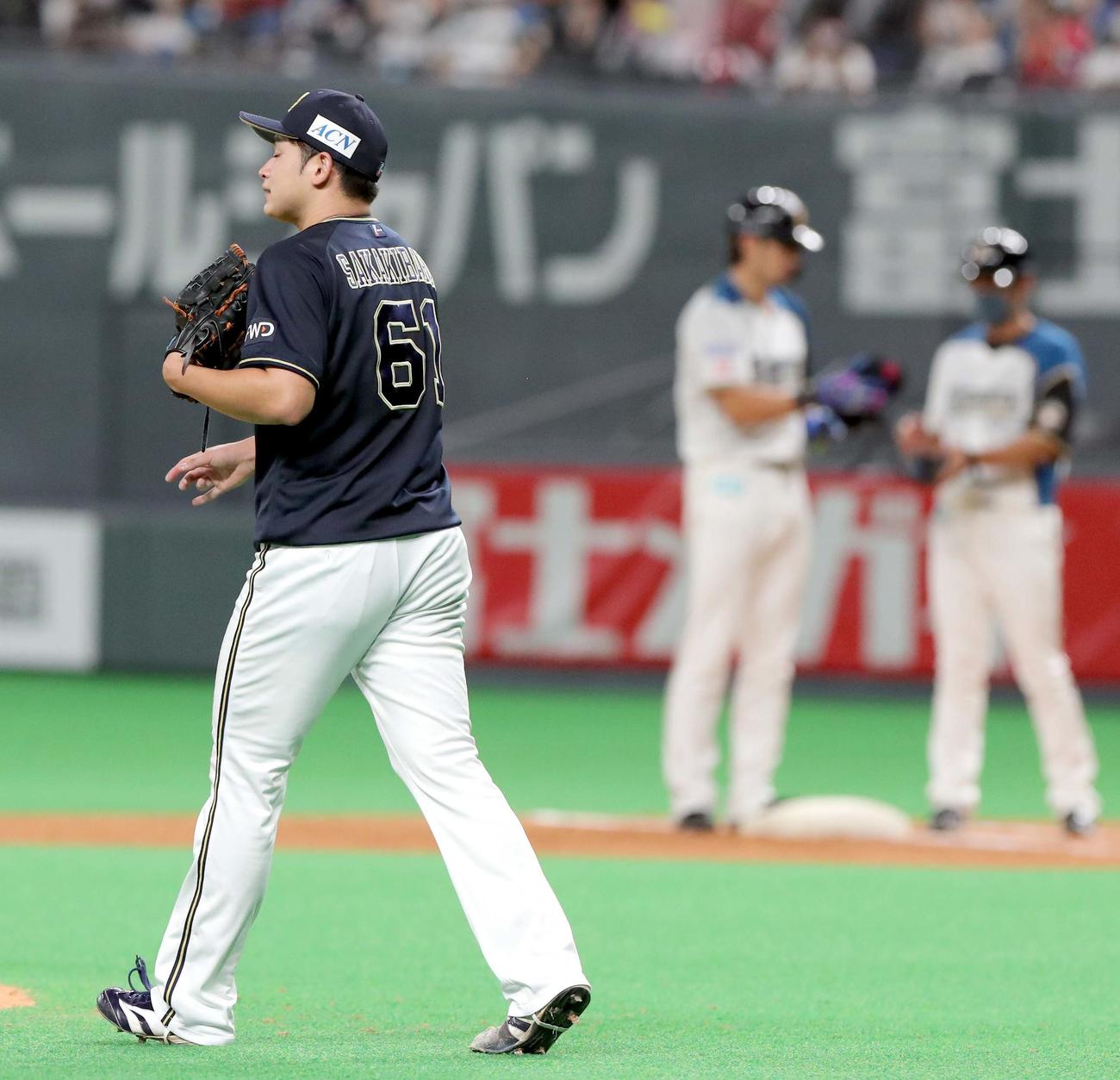 日本ハム対オリックス　3回裏日本ハム2死一、二塁、大田（右奥）に中前適時打を打たれるオリックス榊原（撮影・佐藤翔太）