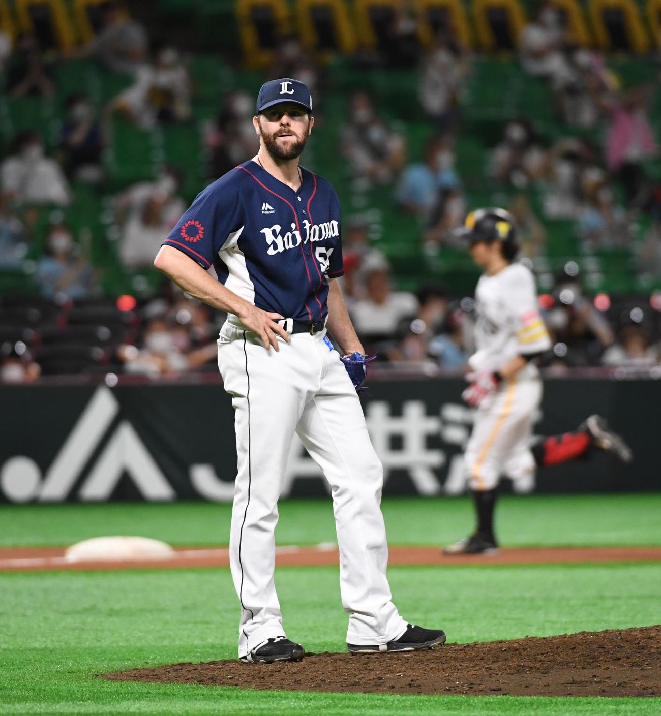 ソフトバンク対西武　6回裏ソフトバンク2死、明石に勝ち越しのソロ本塁打を浴びる西武ニール（撮影・今浪浩三）
