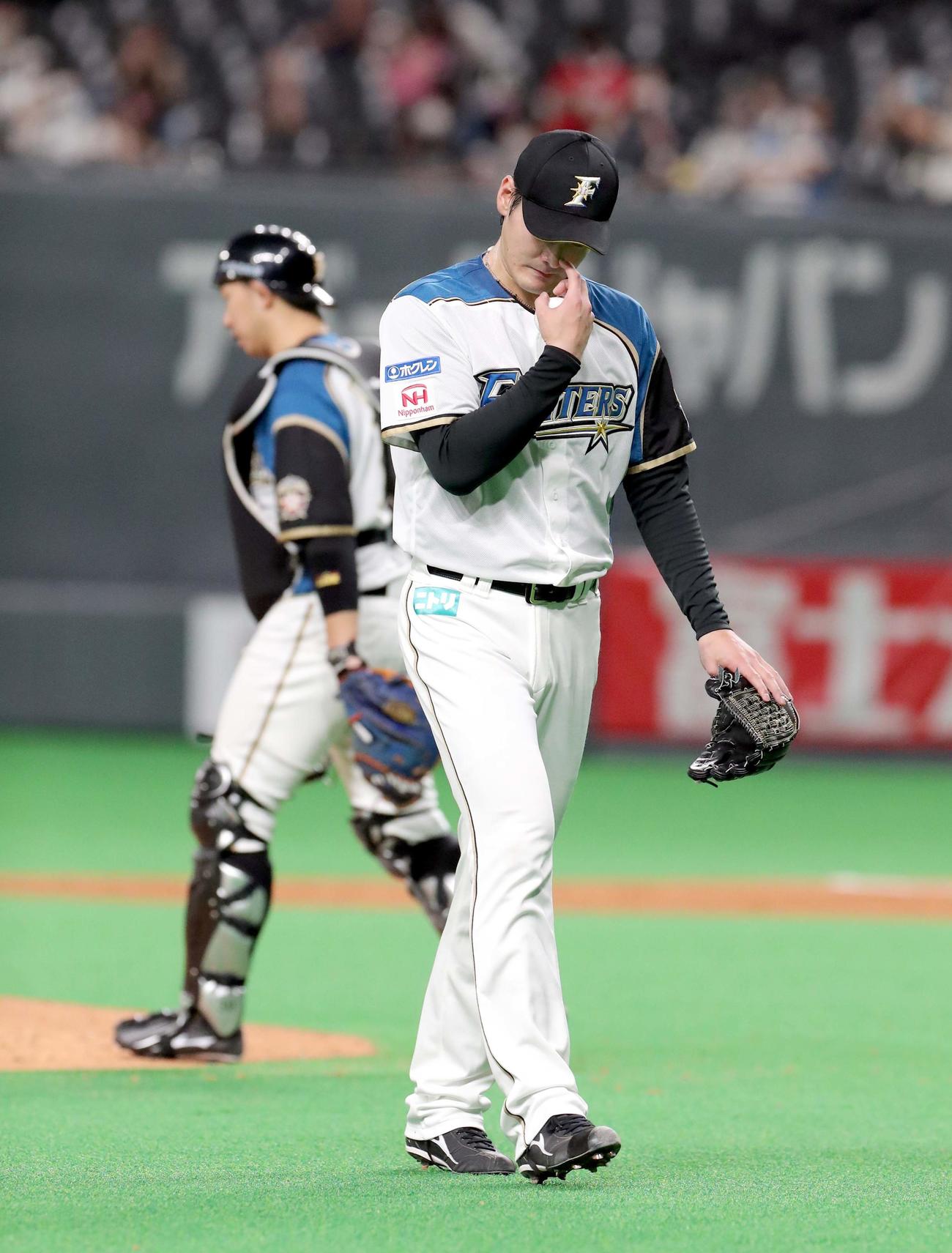 日本ハム対オリックス　7回途中で降板する日本ハム有原（撮影・佐藤翔太）