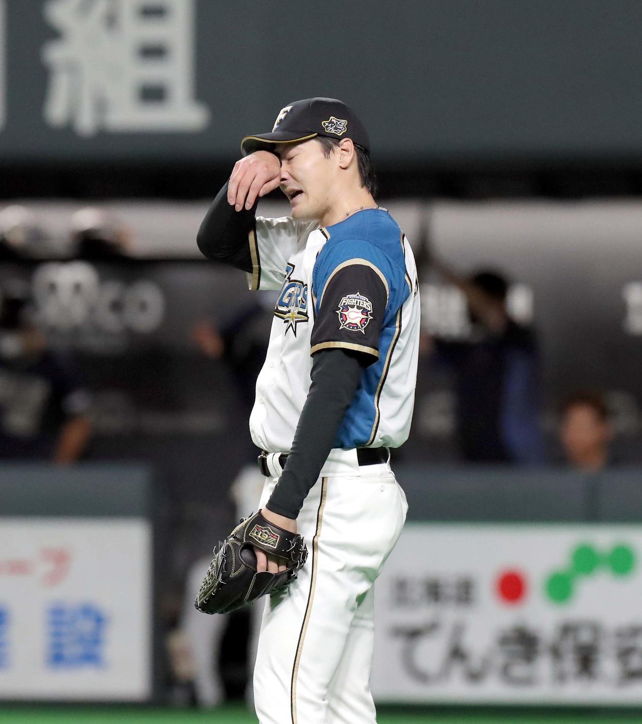 日本ハム対オリックス　7回表オリックス無死二、三塁、安達に勝ち越しとなる中前適時打を打たれる日本ハム有原（撮影・佐藤翔太）