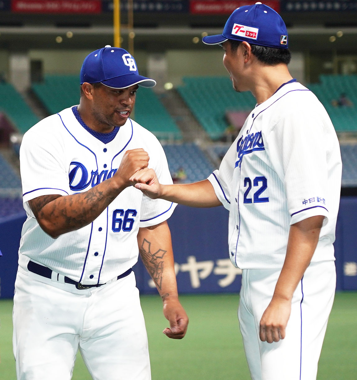 中日対ヤクルト　試合終了、タッチを交わす投打のヒーロー大野雄大（右）とビシエド（左）（撮影・森本幸一）