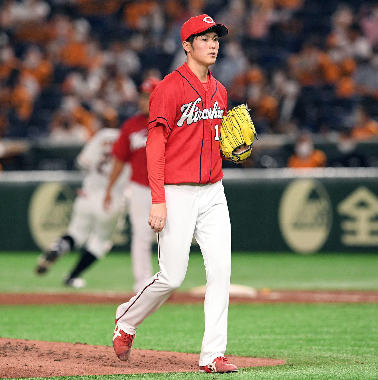 巨人対広島　5回を投げ終えベンチへ引き揚げる広島森下（撮影・滝沢徹郎）