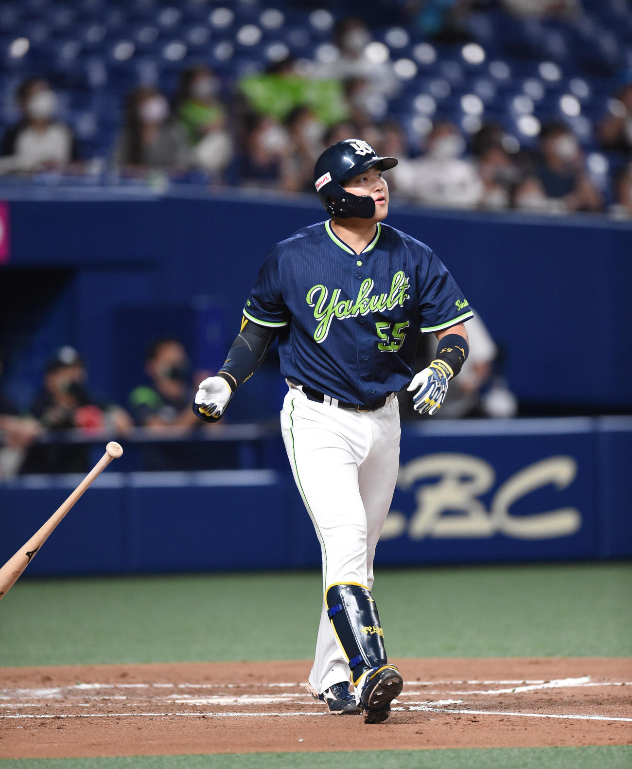 4回表ヤクルト1死一塁、右越え2点本塁打を放った村上宗隆（撮影・森本幸一）