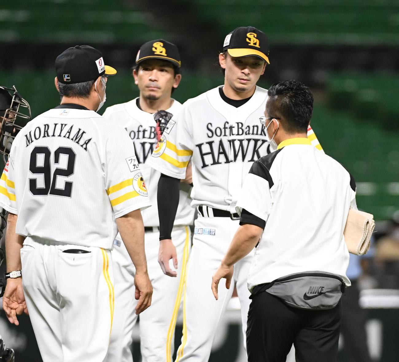6回表西武1死、先発の東浜巨は急きょ降板する（撮影・今浪浩三）