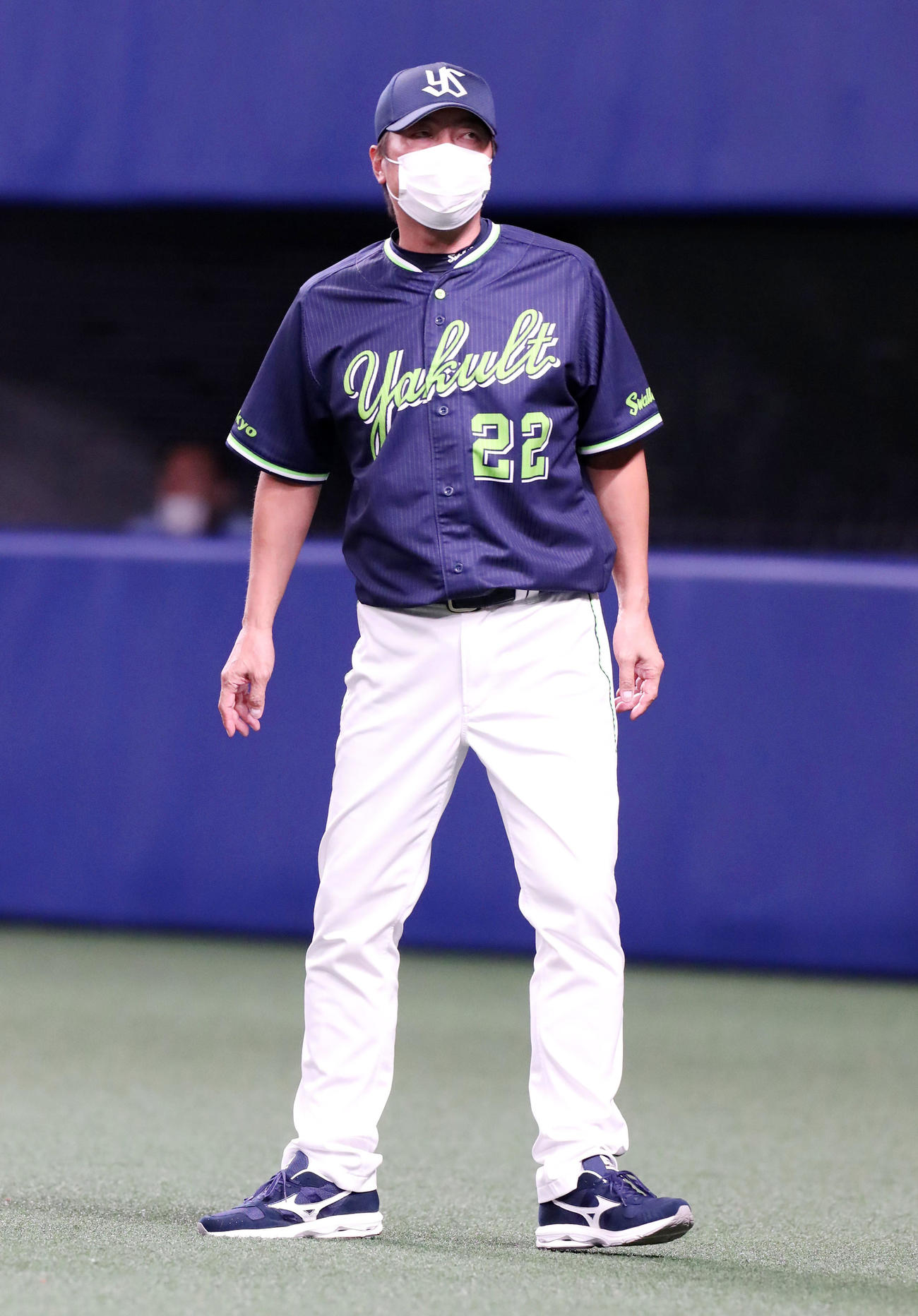 中日対ヤクルト　6回裏、投手交代を告げる高津監督（撮影・加藤哉）