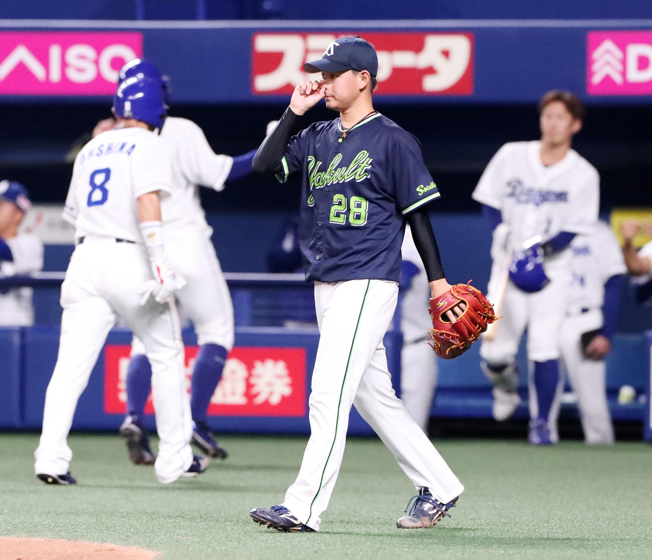 ビシエドに中越え適時二塁打を打たれ失点する吉田大喜（撮影・加藤哉）
