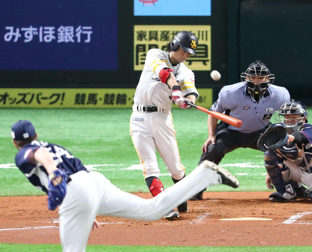6回裏ソフトバンク2死、明石は右越えに勝ち越し本塁打を放つ（撮影・梅根麻紀）