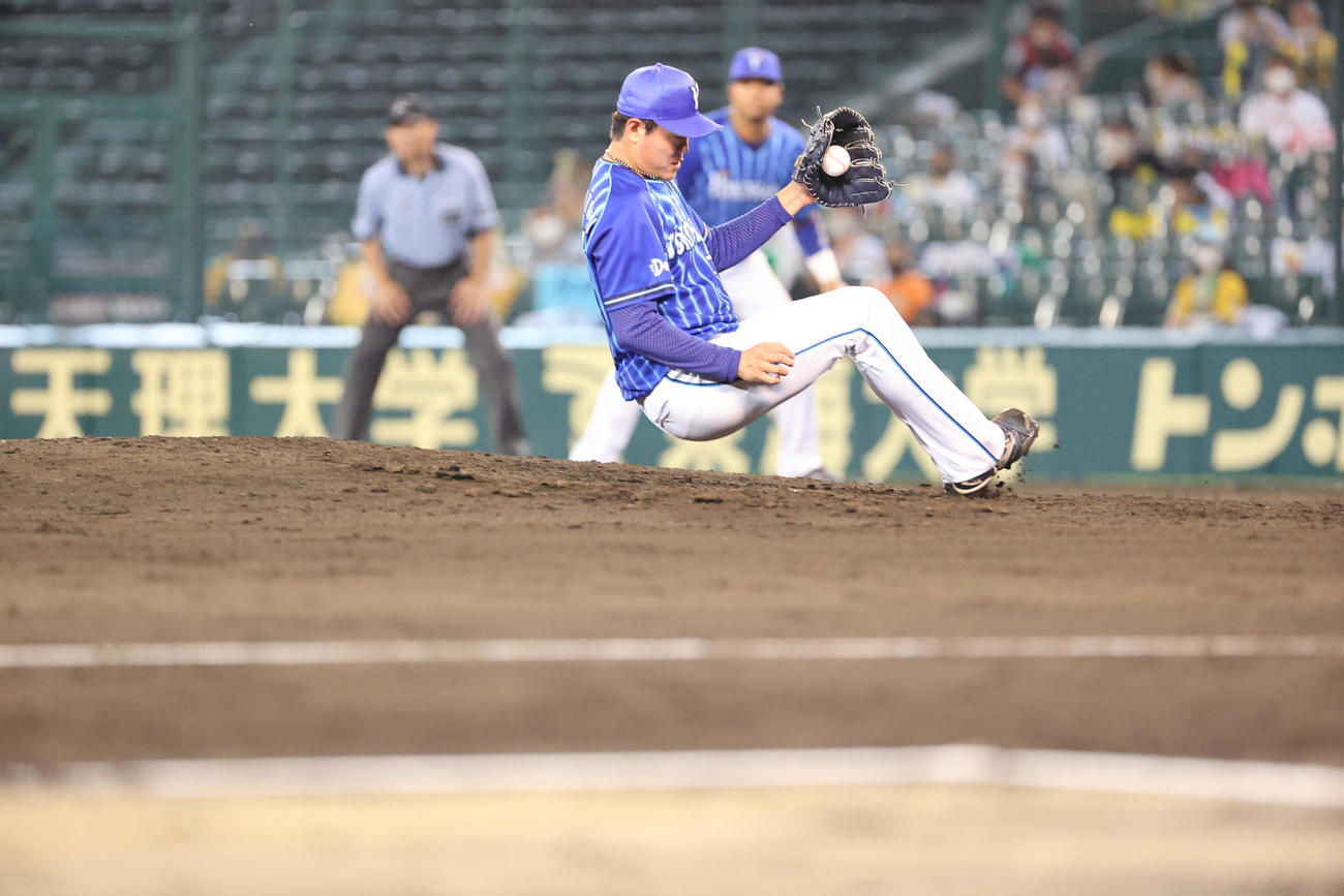 阪神対DeNA　5回裏阪神1死、近本の痛烈な打球を捕球する上茶谷（撮影・清水貴仁）
