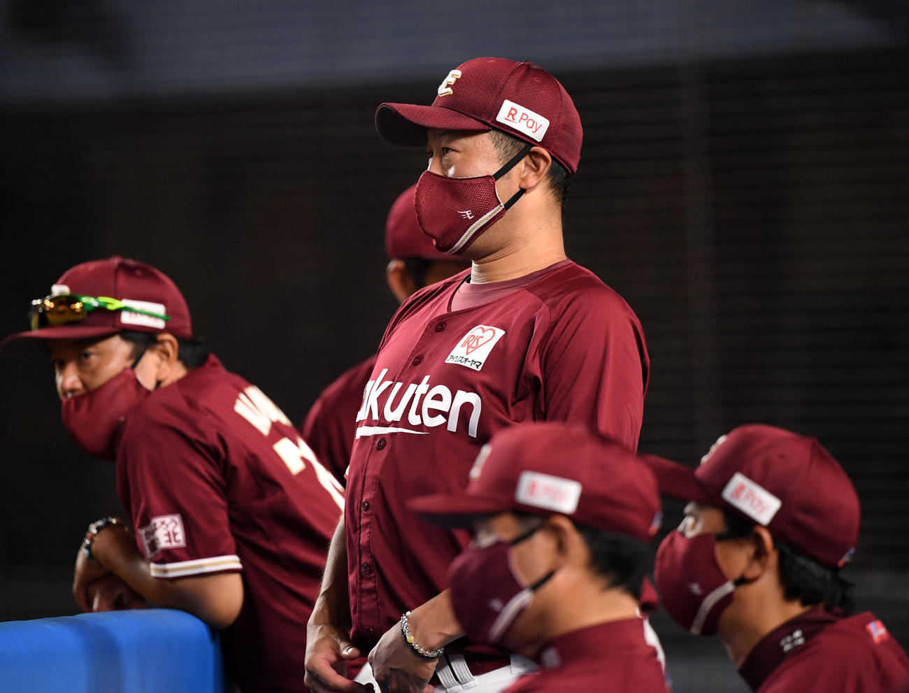 ロッテ対楽天　試合を見つめる楽天三木監督（撮影・横山健太）