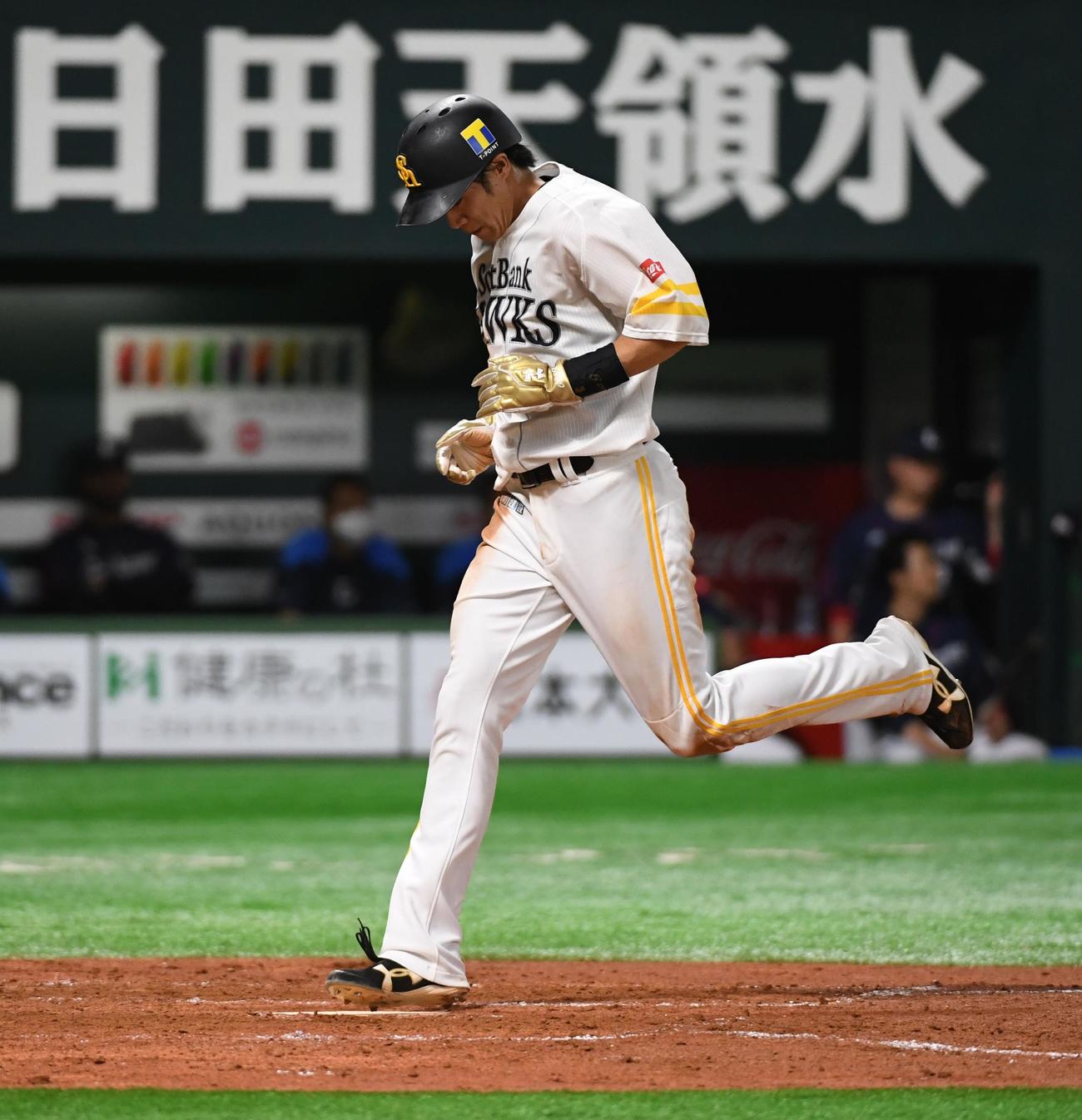 ソフトバンク対西武　3回裏ソフトバンク1死一、三塁、栗原の勝ち越し適時打で生還する三塁走者の柳田、7月の得点が32得点でタイ記録を達成した（撮影・今浪浩三）