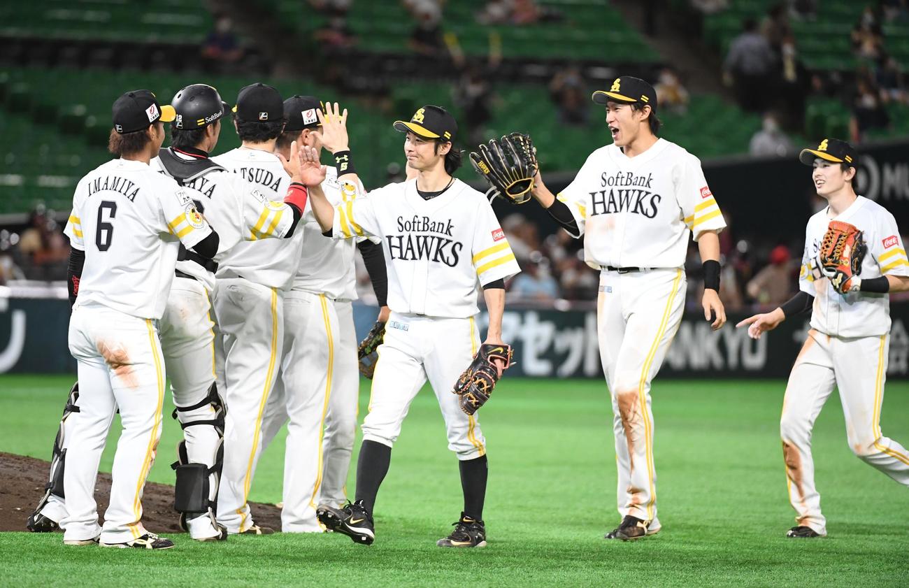 ソフトバンク対西武　勝利を飾りマウンドでタッチを交わす明石健志、柳田悠岐らナイン（撮影・今浪浩三）