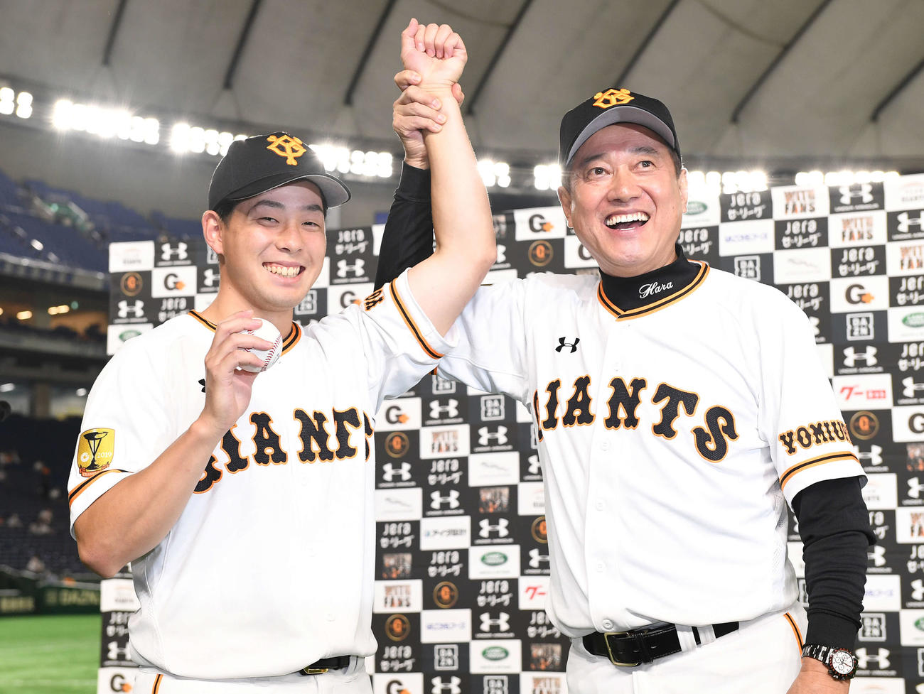 巨人対広島　プロ初勝利の巨人大江（左）は勝利球を手に原監督から祝福される（撮影・鈴木みどり）