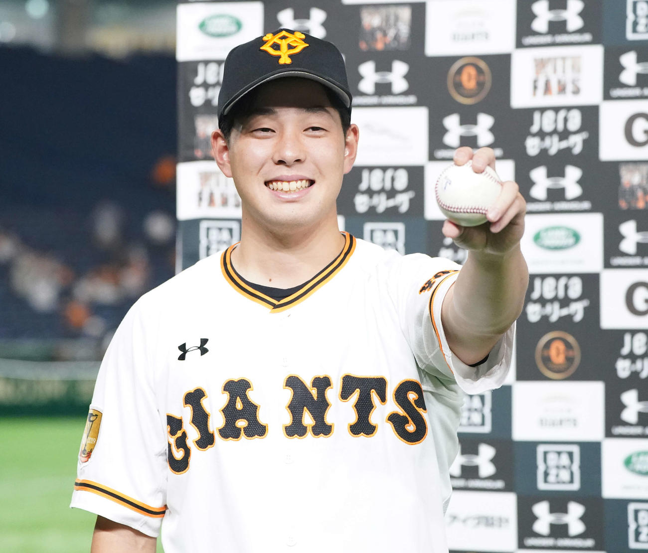 巨人対広島　プロ初勝利の巨人大江は勝利球を手に笑顔（撮影・鈴木みどり）