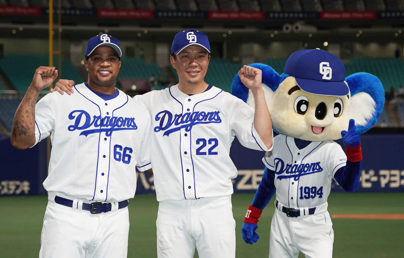 完投勝利を挙げた大野雄（中央）は打のヒーロービシエド（左）、ドアラとガッツポーズ（撮影・森本幸一）