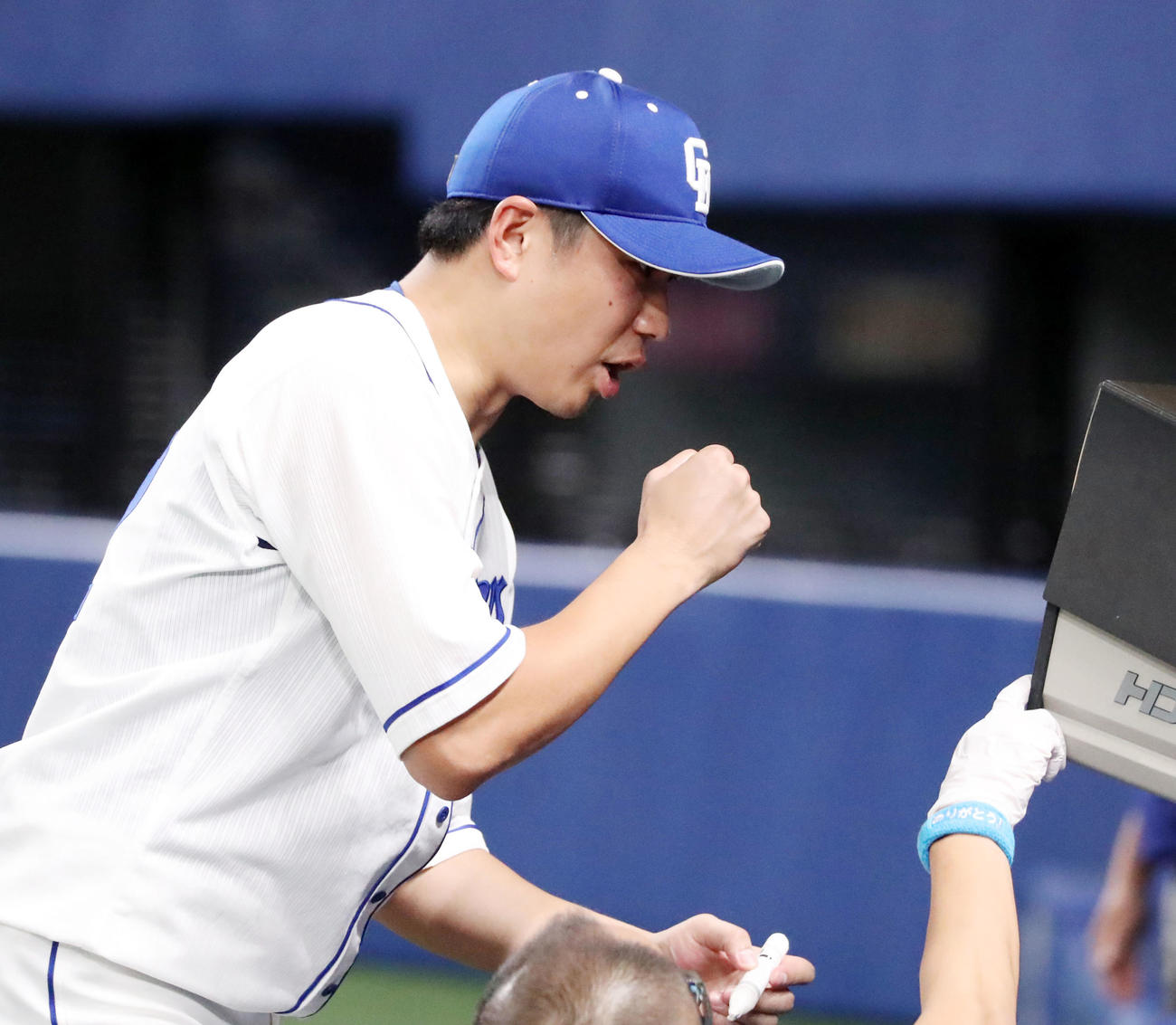 ヤクルトに勝利しテレビカメラに向かってガッツポーズを決める大野雄（撮影・加藤哉）