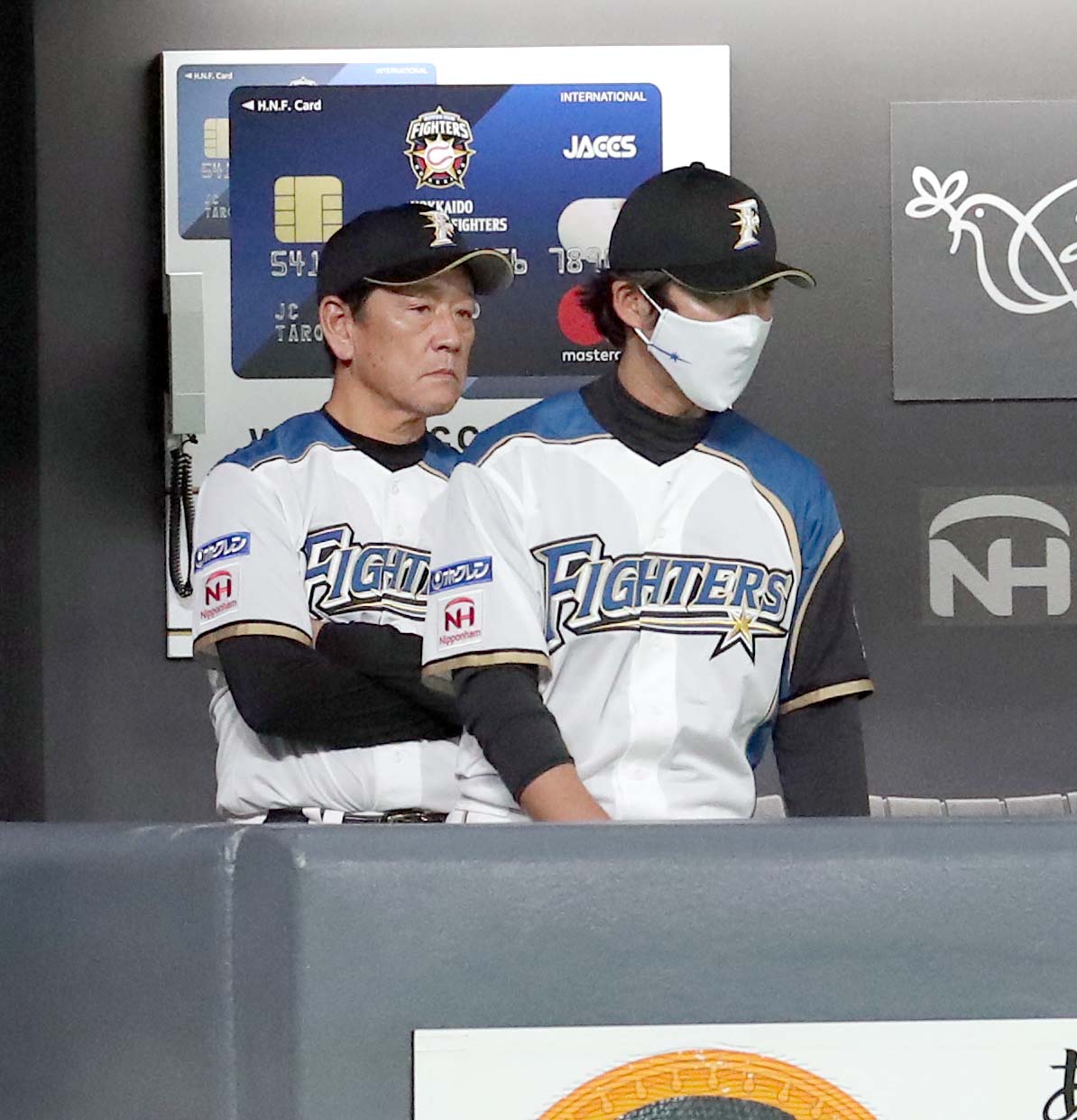 日本ハム対オリックス　ベンチで険しい表情をする日本ハム栗山監督（左奥）（撮影・佐藤翔太）