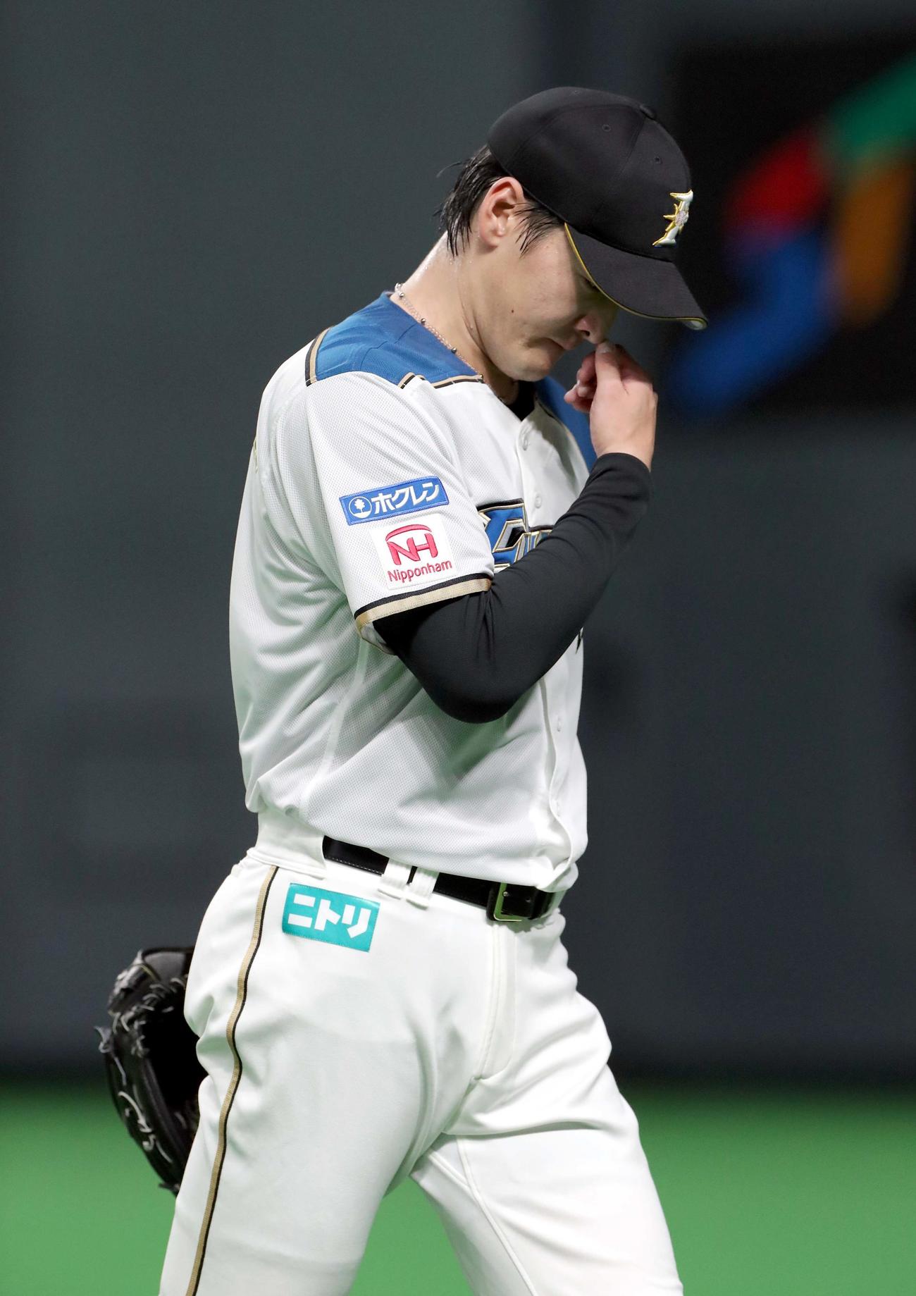 日本ハム対オリックス　7回途中で降板する日本ハム有原（撮影・佐藤翔太）