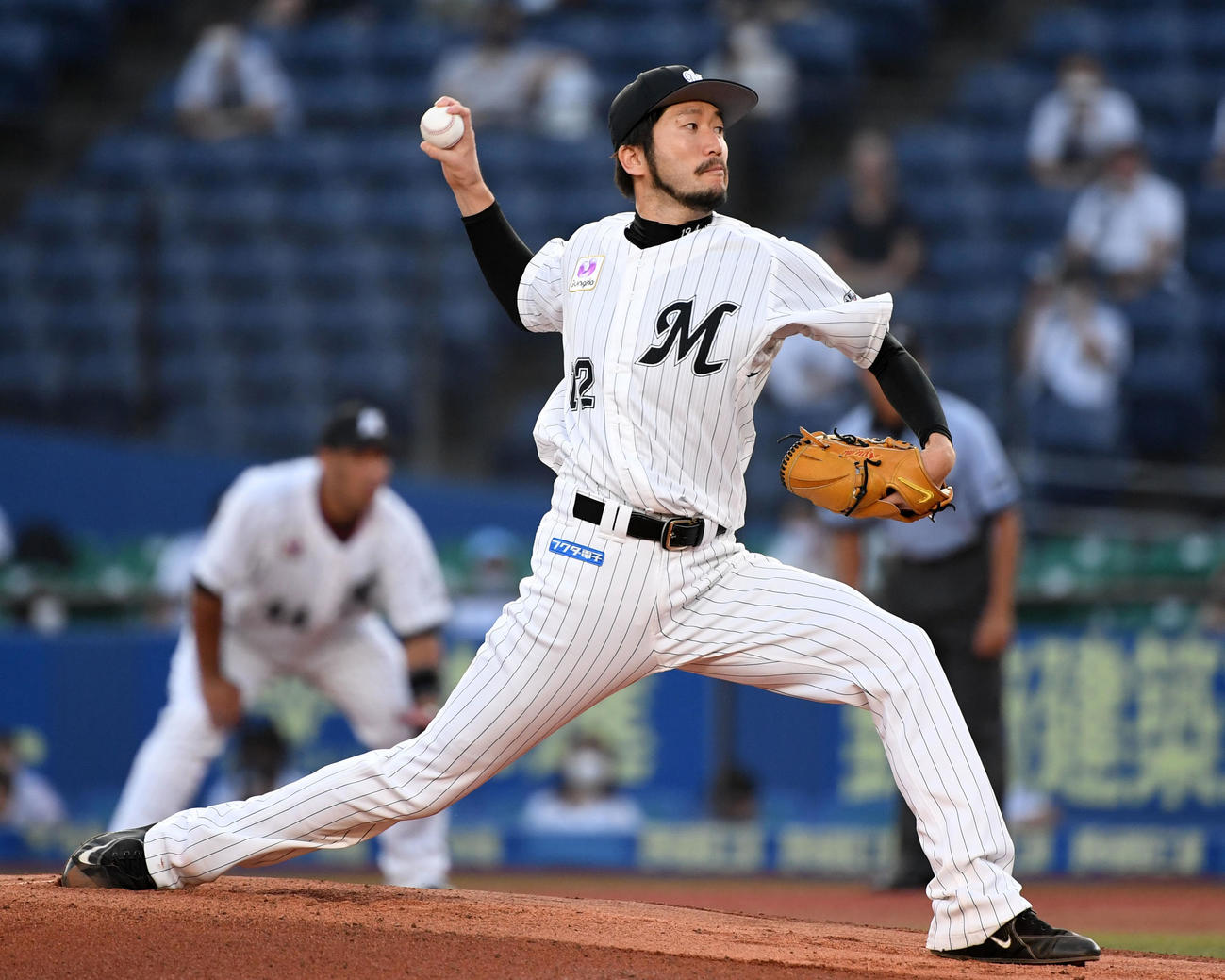 ロッテ対楽天　力投するロッテ先発の石川（撮影・横山健太）