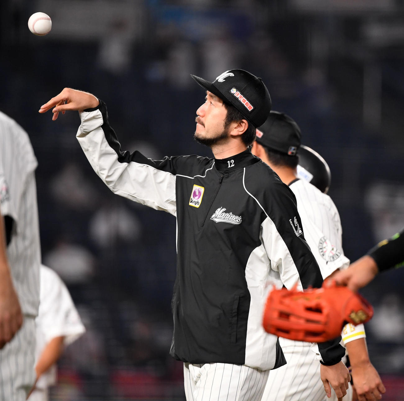 ロッテ対楽天　今季初勝利をあげウイニングボールを手にするロッテ石川（撮影・横山健太）