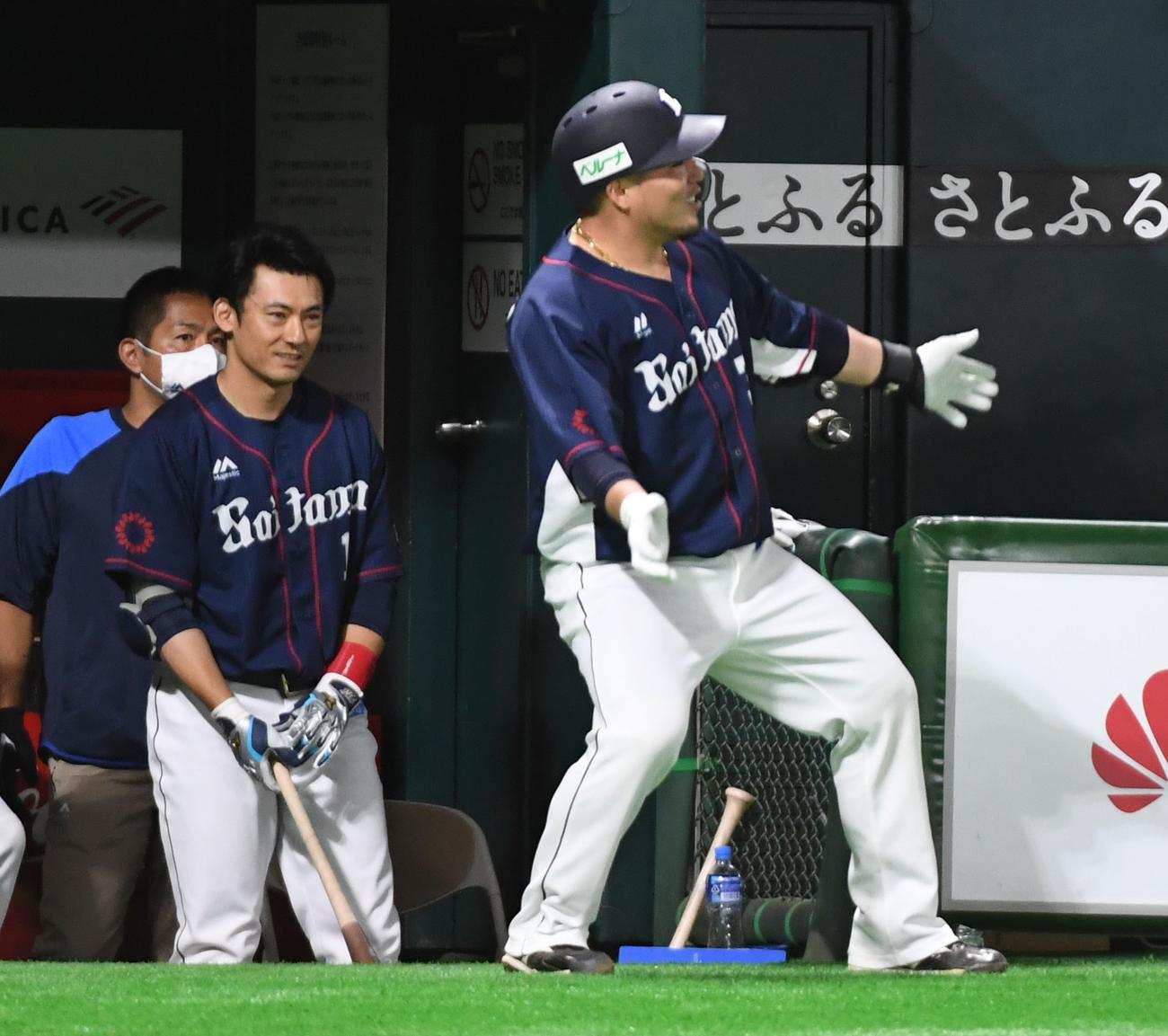 ソフトバンク対西武　3回表西武2死、山川穂高は左越えにソロ本塁打を放ちベンチ前でどすこいポーズ（撮影・今浪浩三）
