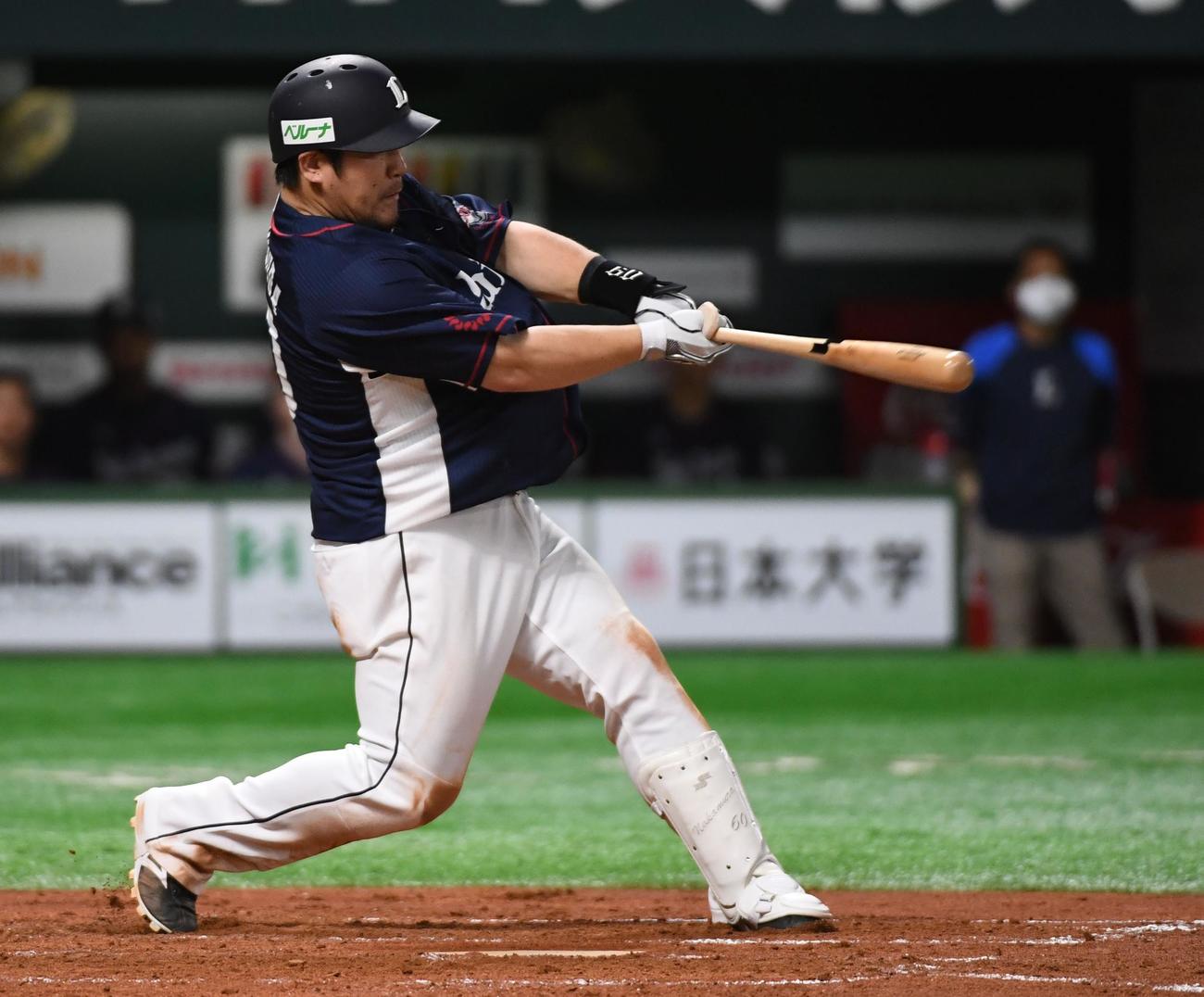 ソフトバンク対西武　3回表西武2死一塁、中村は左越えに2点本塁打を放つ（撮影・今浪浩三）