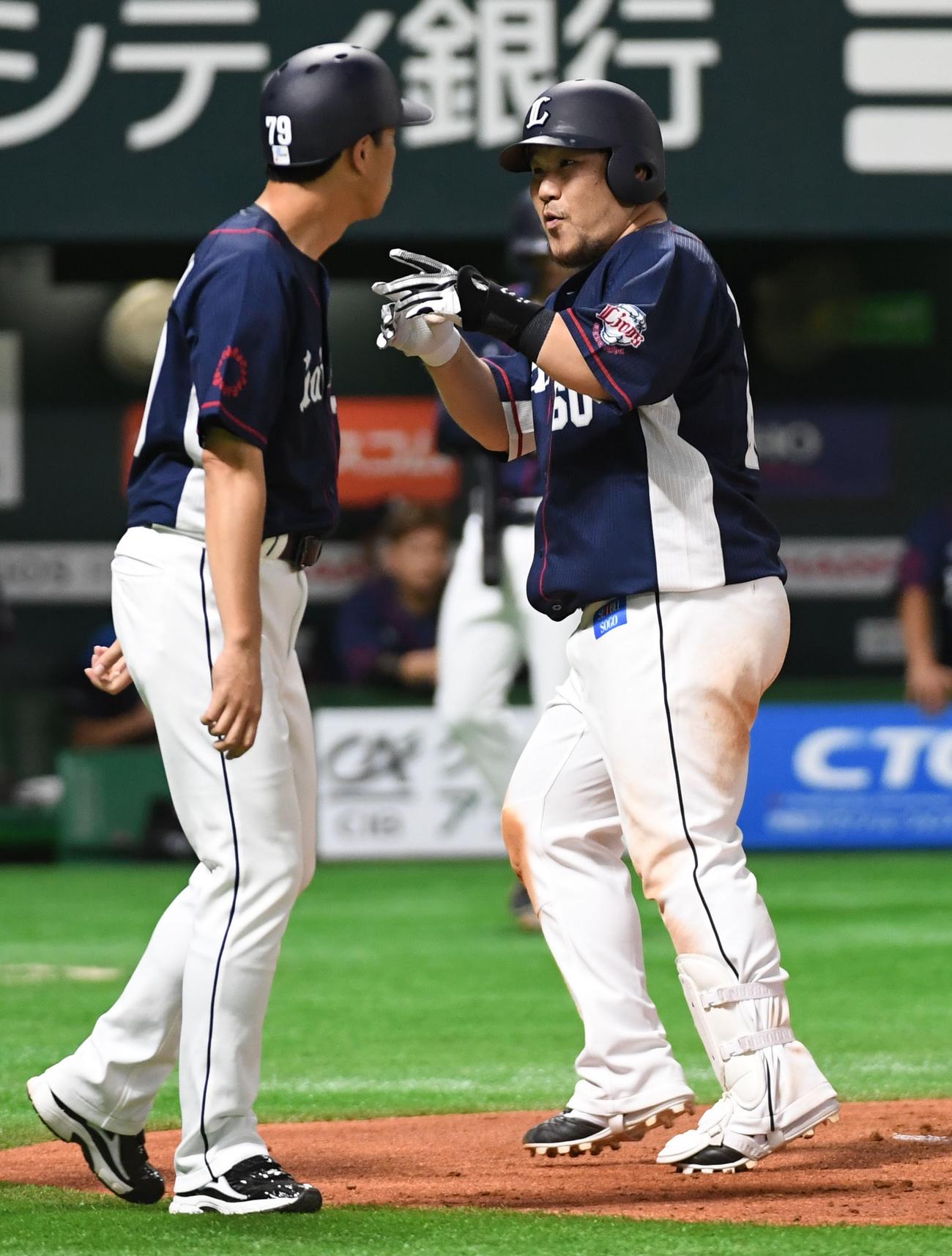 ソフトバンク対西武　3回表西武2死一塁、中村剛也は左越えに2点本塁打を放ち生還する（撮影・今浪浩三）