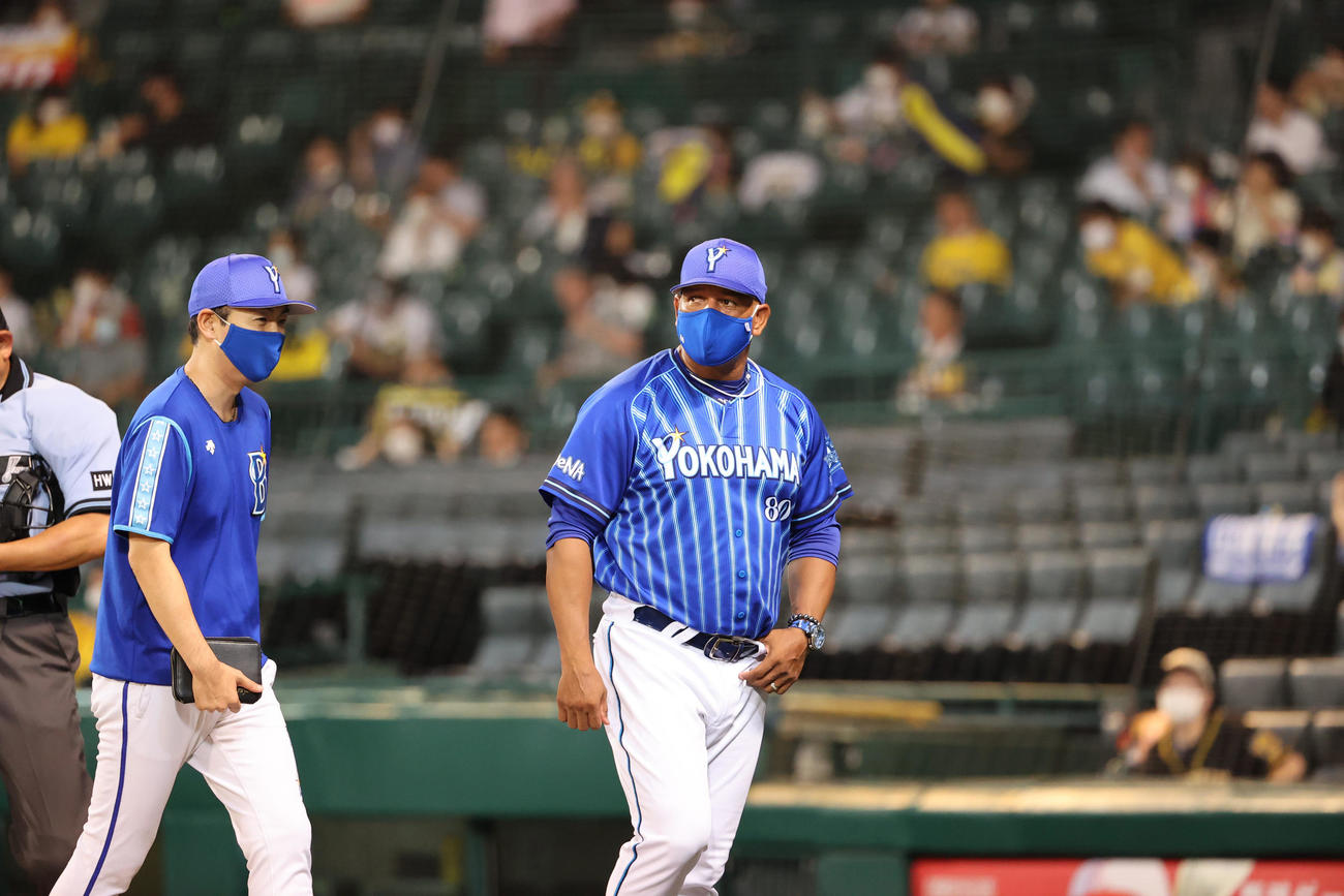 阪神対DeNA　7回裏阪神、選手交代を告げるアレックス・ラミレス監督（撮影・清水貴仁）