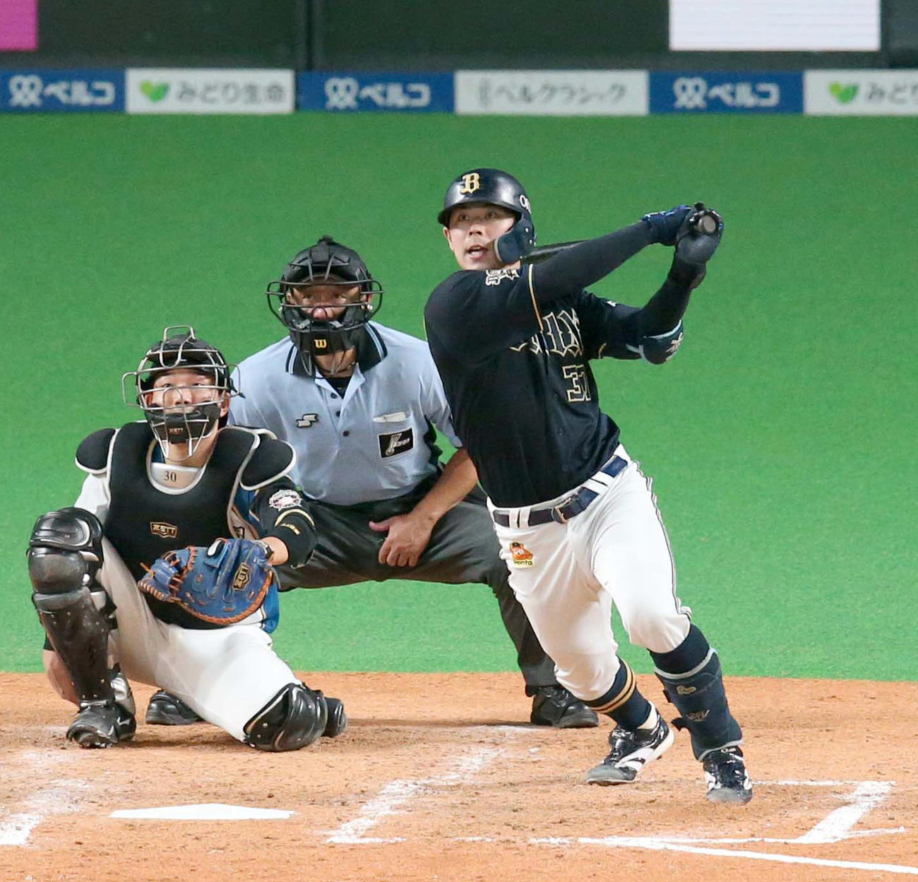 5回表オリックス無死、右越え本塁打を放つ若月（撮影・黒川智章）