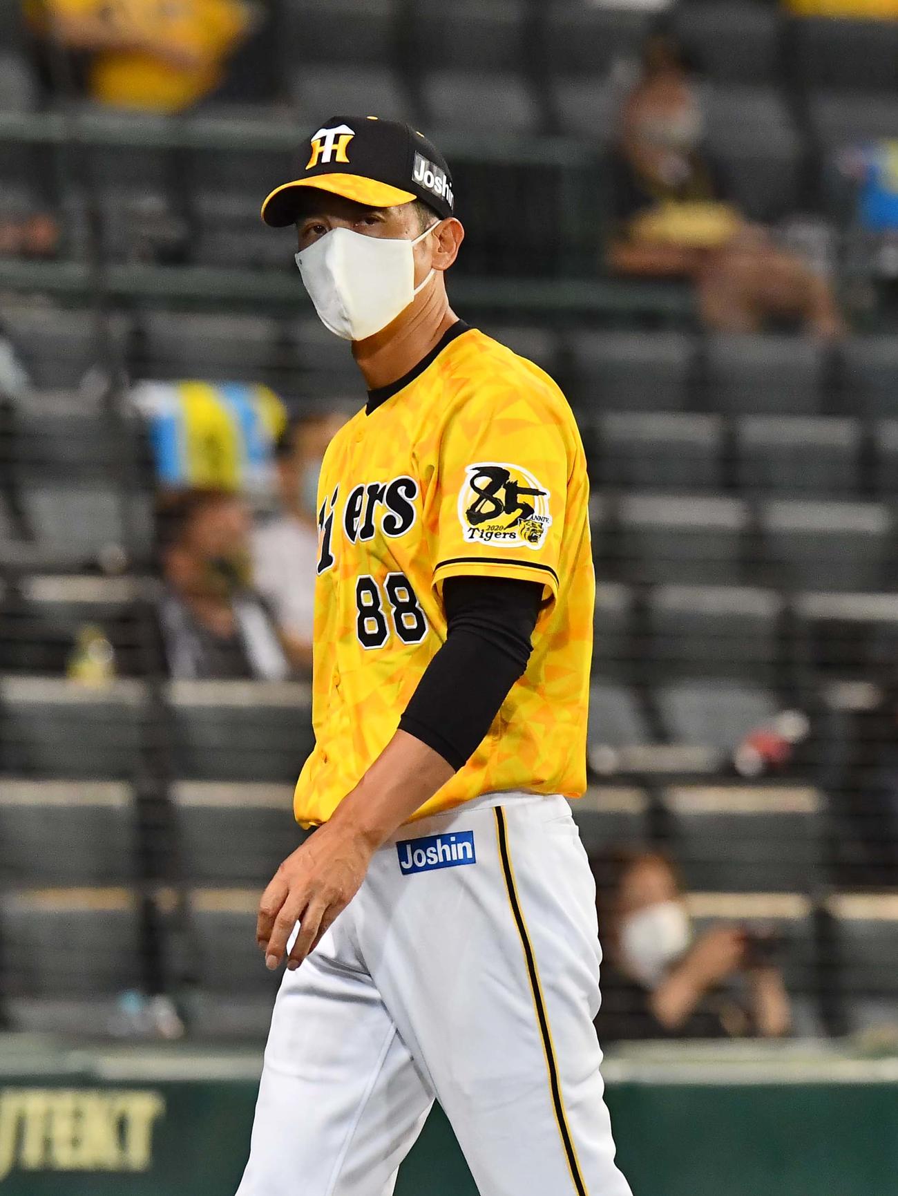 阪神対DeNA　7回、選手交代を告げる矢野燿大監督（撮影・上田博志）＝2020年7月31日、甲子園球場