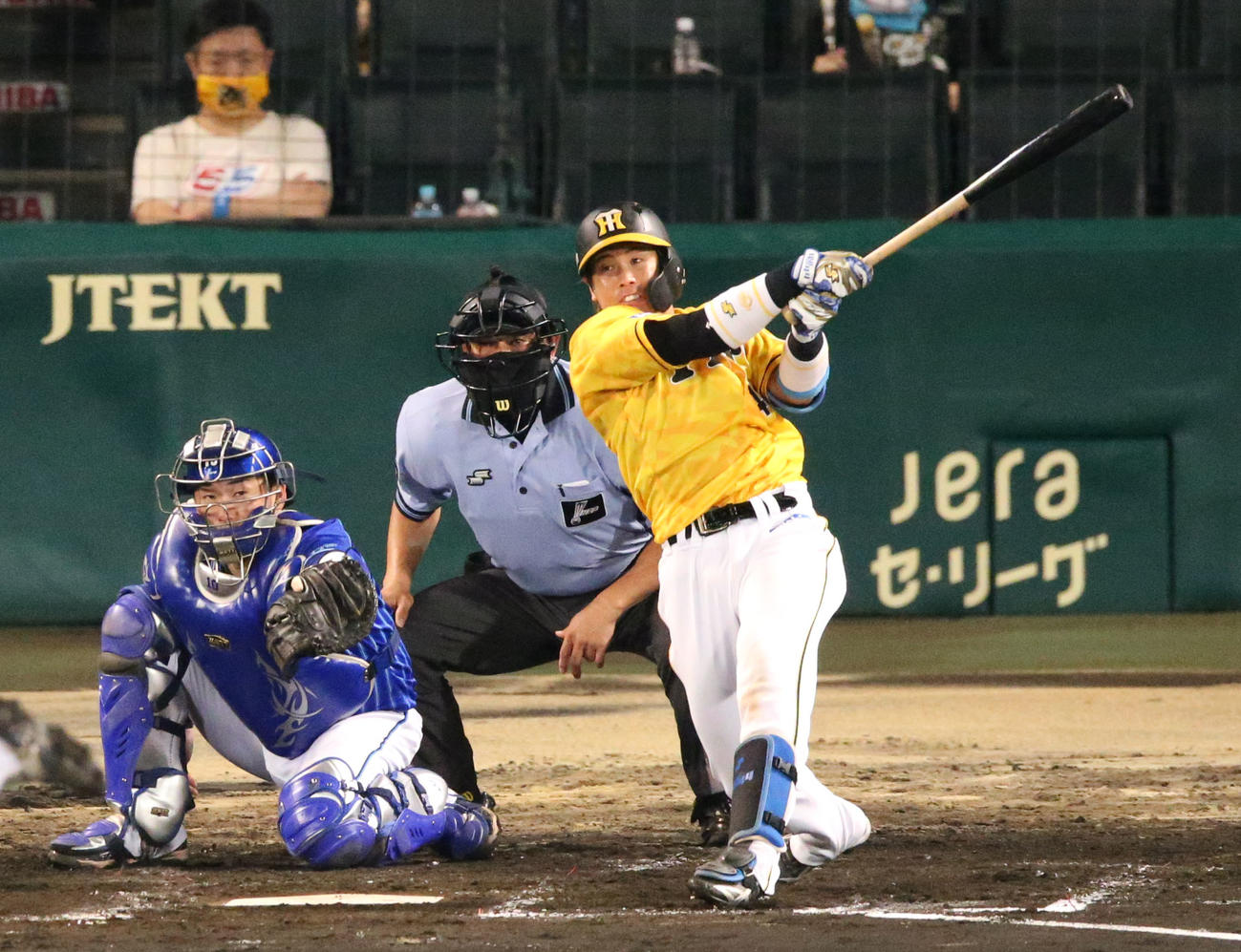阪神対DeNA　4回裏阪神2死一、二塁、梅野は先制の右越え3点本塁打を放つ（撮影・上山淳一）