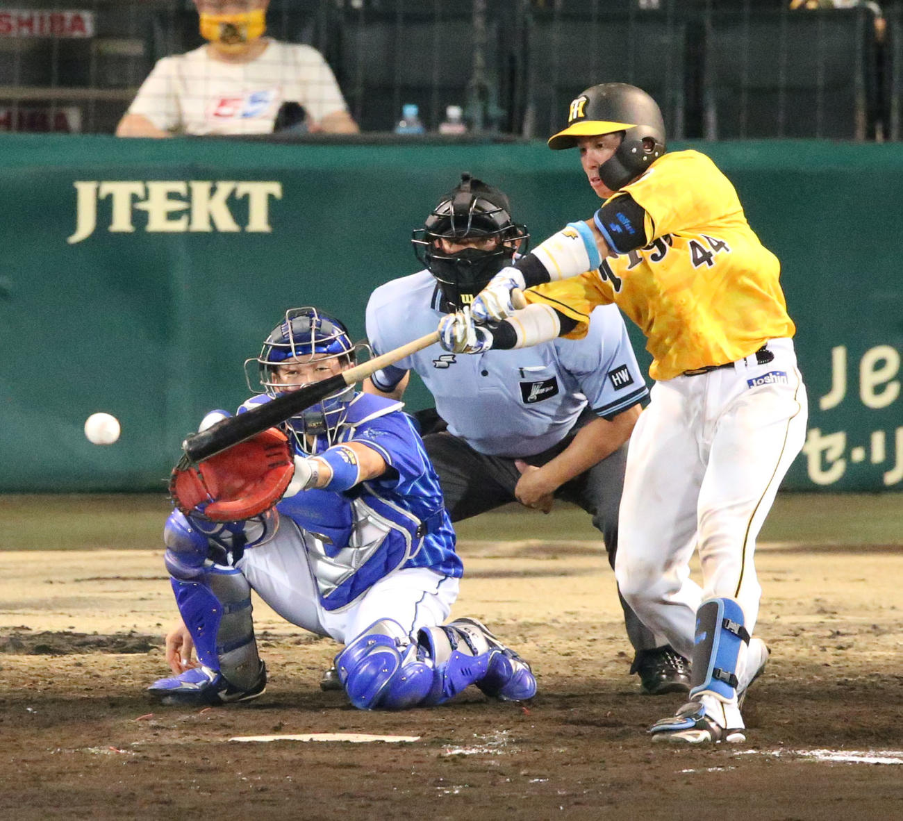 阪神対DeNA　8回裏阪神2死一塁、梅野は右前打を放つ（撮影・上山淳一）