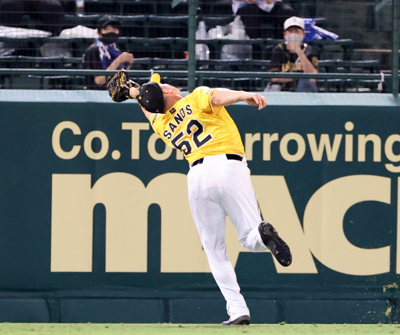 10回表DeNA1死一、二塁、大和の打球を左翼手サンズが好捕する（撮影・清水貴仁）