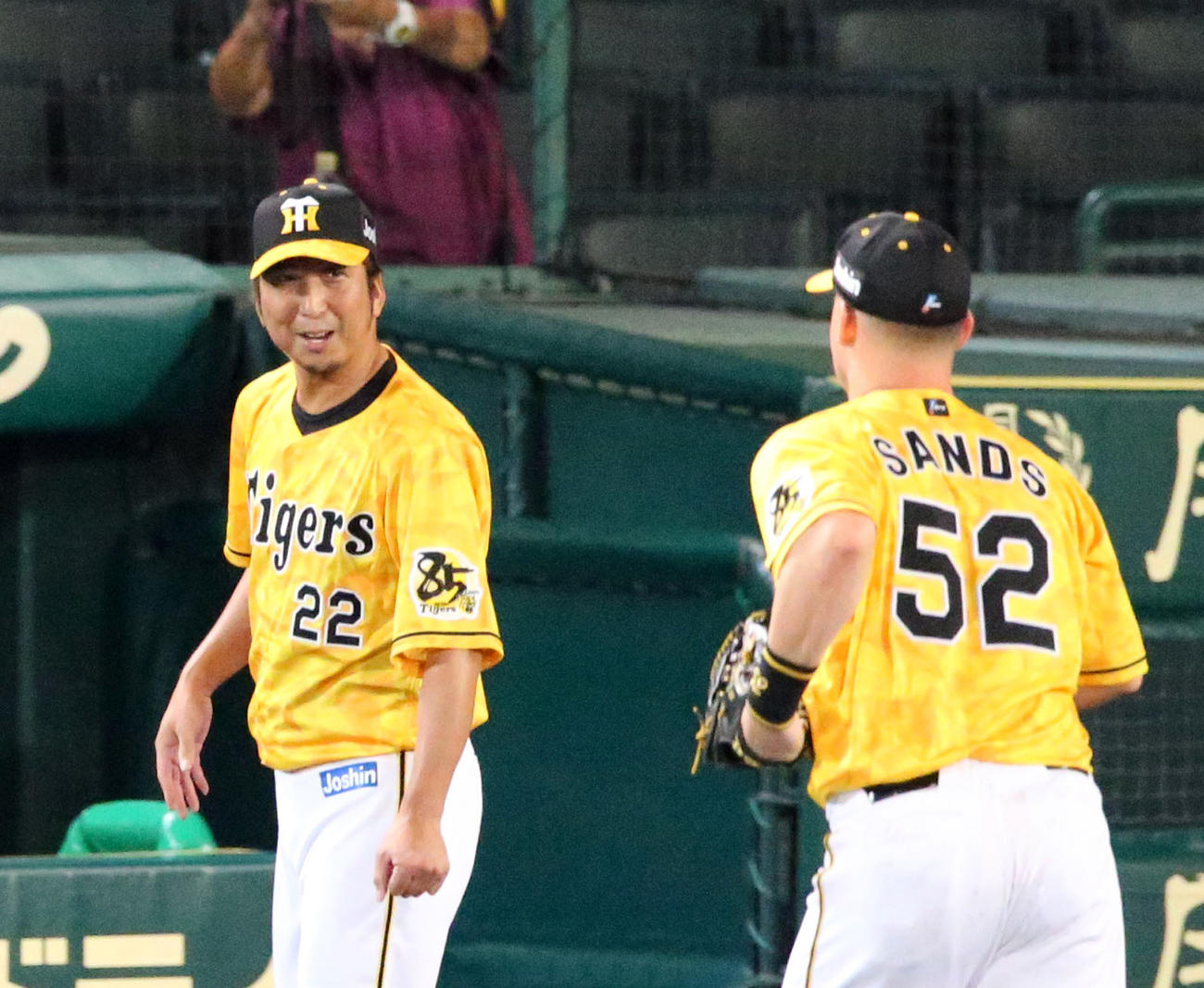 10回表DeNA1死一、二塁、大和の打球を好捕した左翼手サンズ（右）を出迎える藤川球児（撮影・上山淳一）