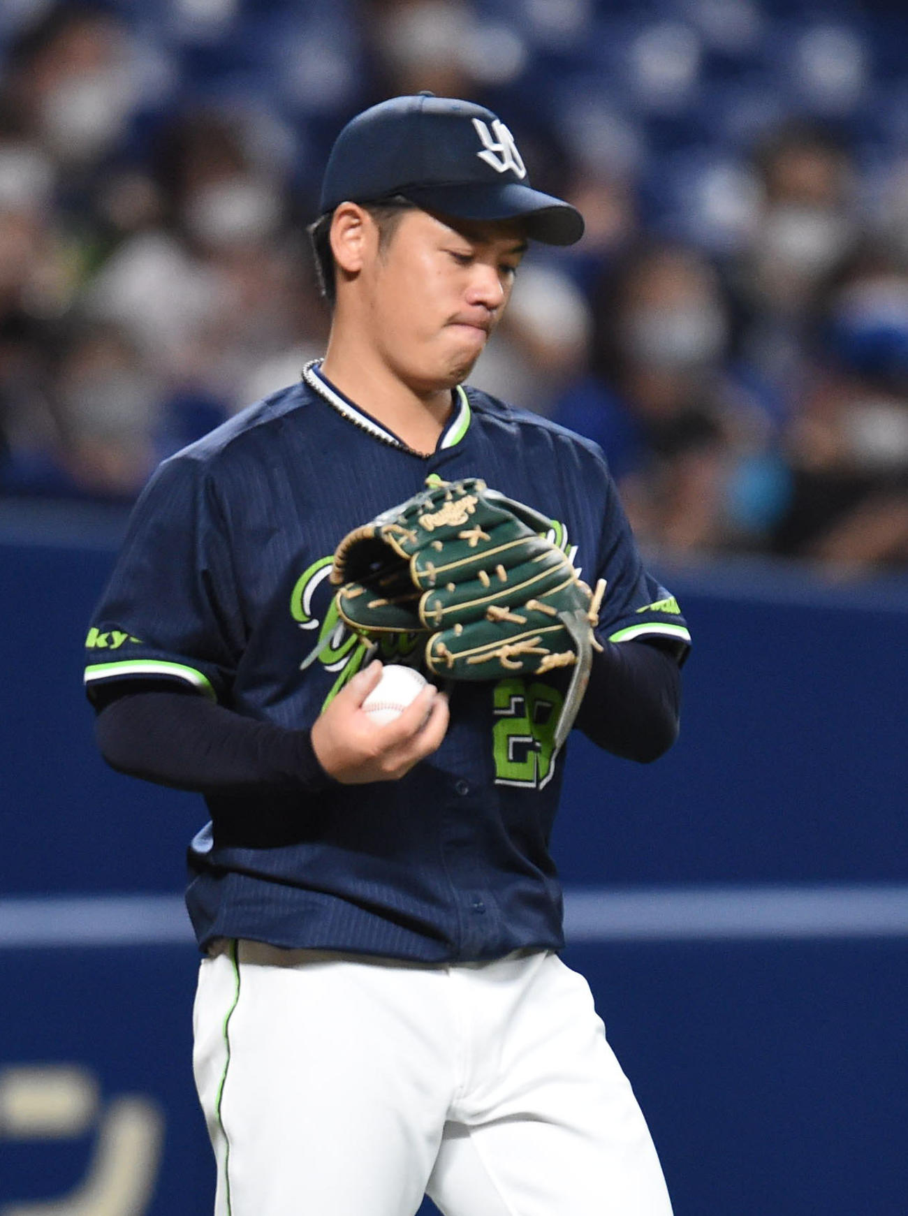 中日対ヤクルト　8回裏中日無死満塁、大島洋平に右前2点適時打を打たれ唇をかみしめる小川泰弘（撮影・森本幸一）