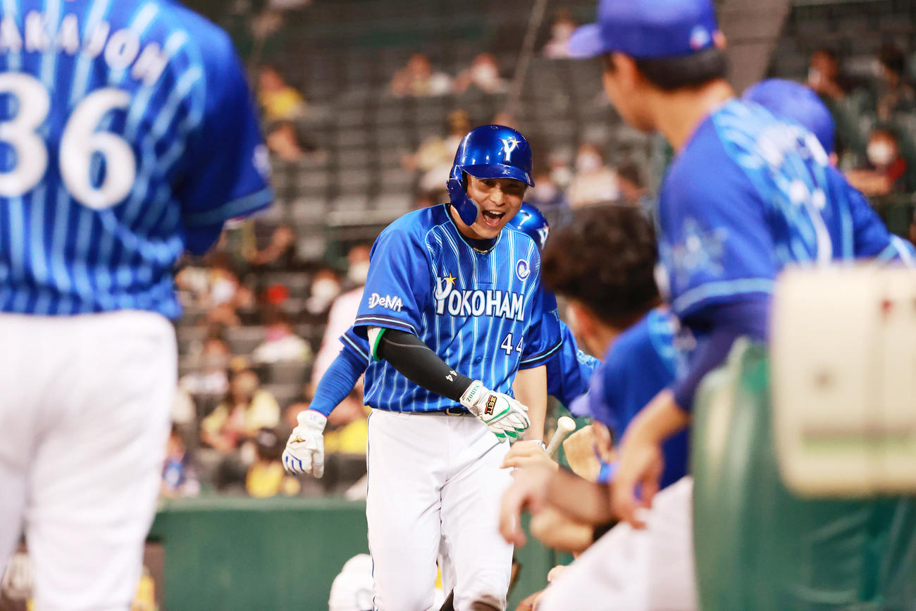 阪神対DeNA　5回表DeNA2死三塁、左越えの勝ち越し2点本塁打を放つ佐野恵太（撮影・清水貴仁）