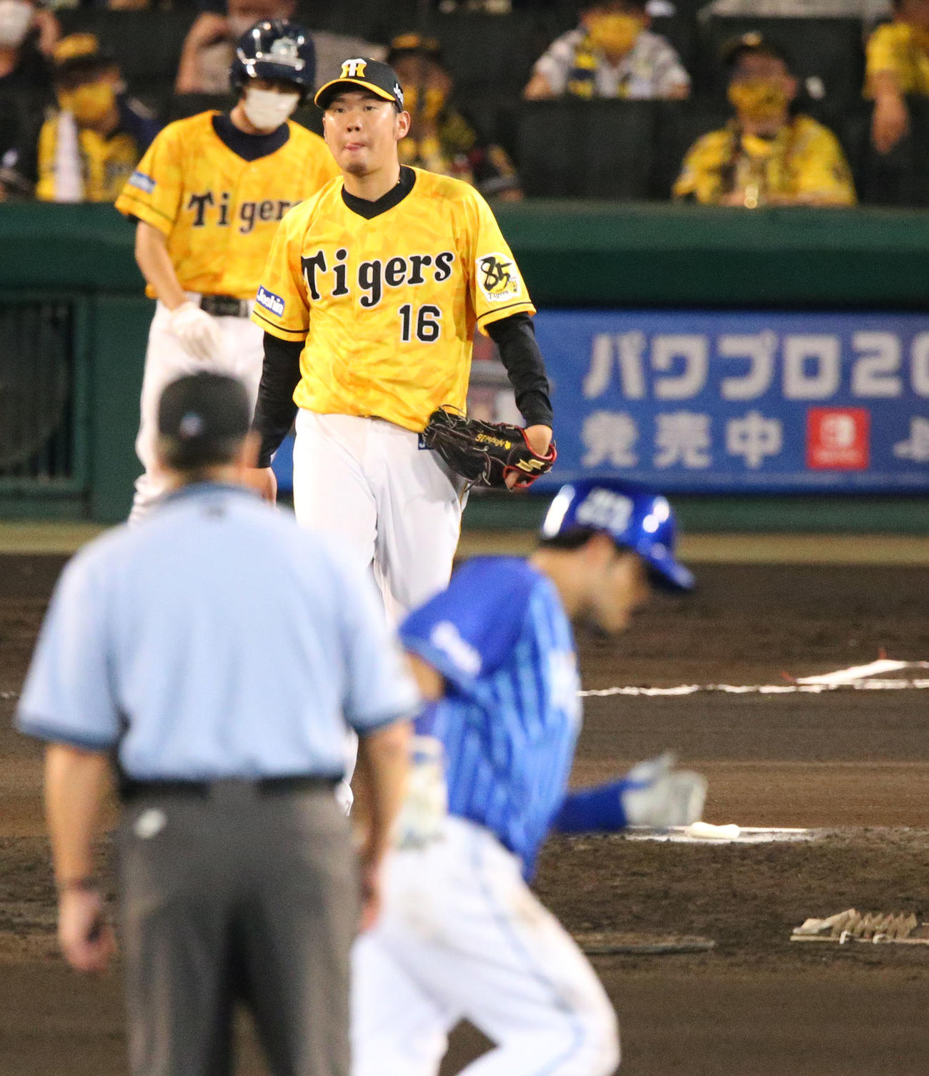 阪神対DeNA　6回表DeNA無死、西勇は宮崎（手前右）に左越え本塁打を浴びる（撮影・上山淳一）